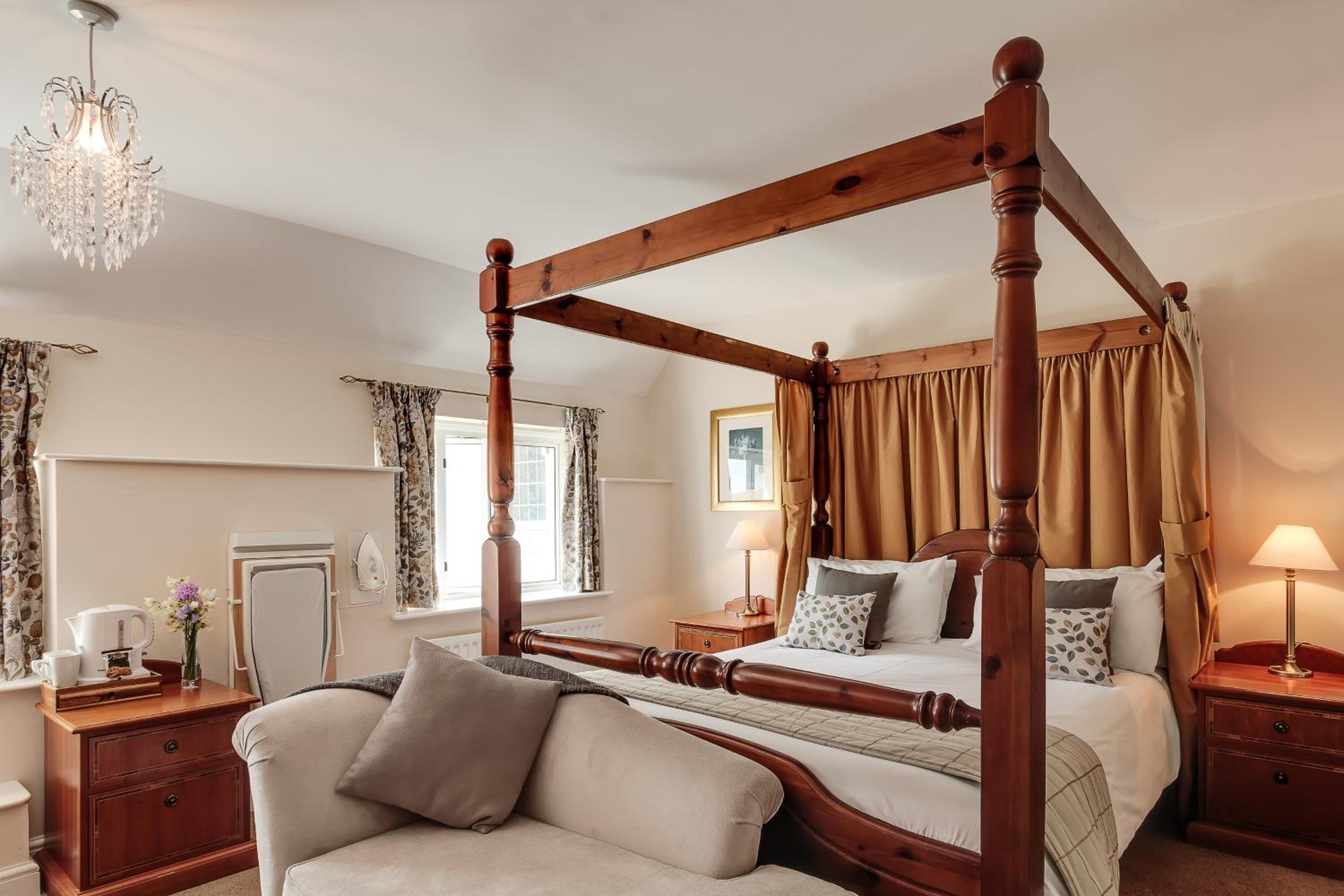 Double Room with Four Poster Bed - Photo 1