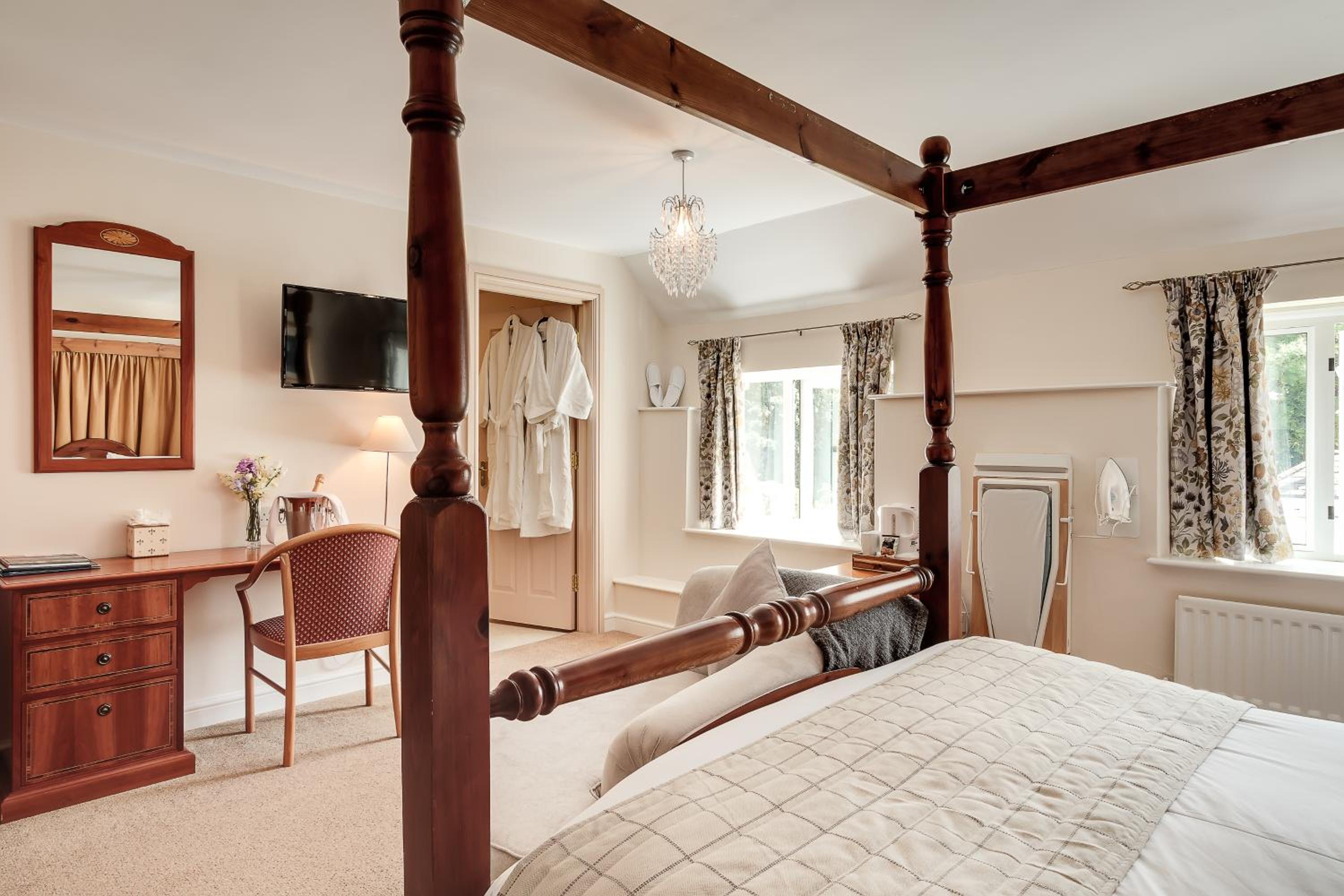 Double Room with Four Poster Bed - Photo 3