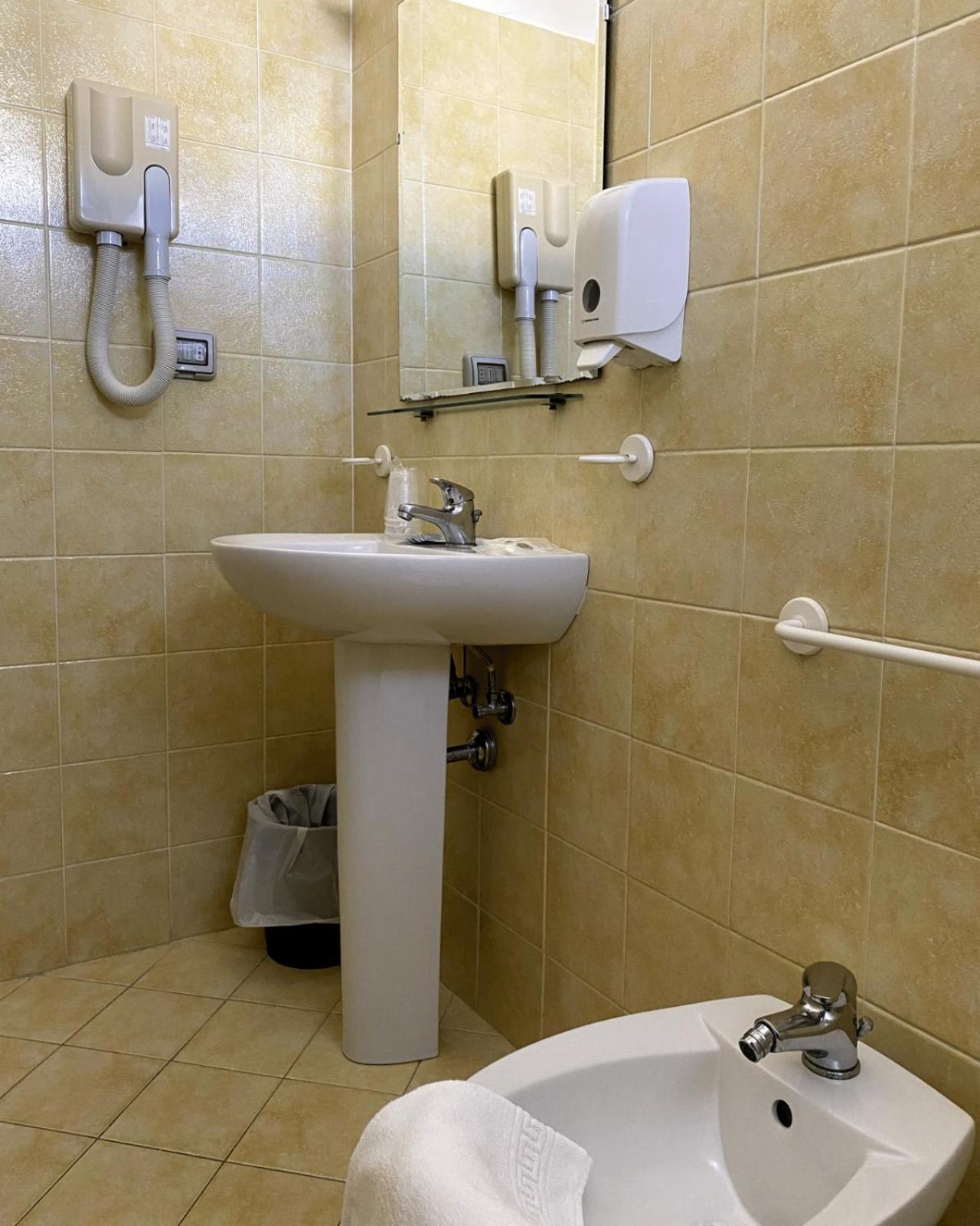 Standard Double or Twin Room - Photo 2
