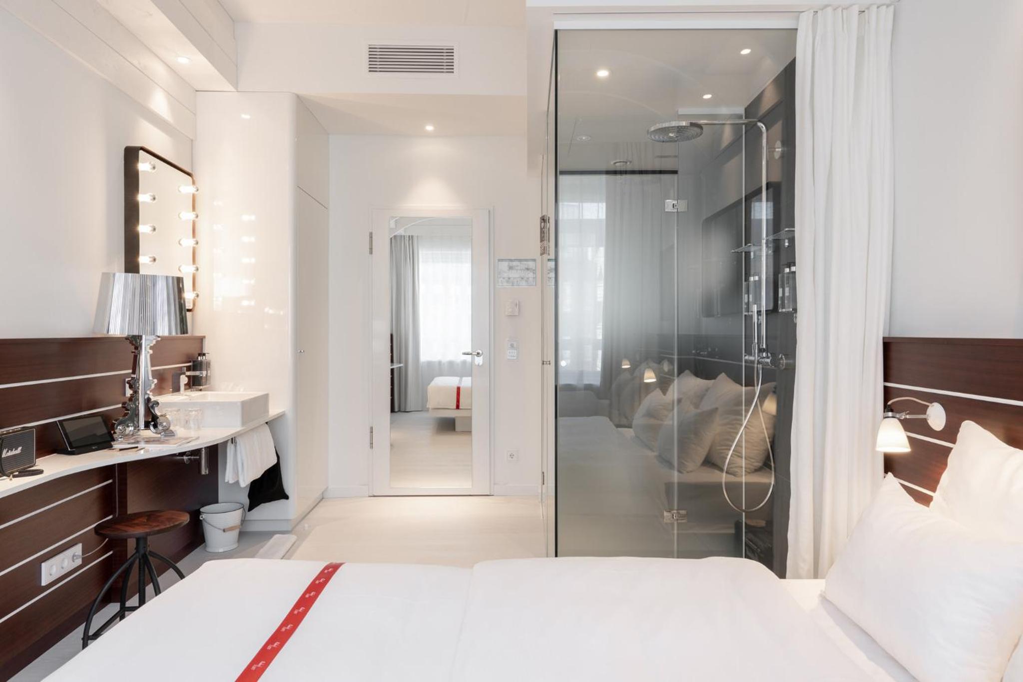 Cosy Canal View Room