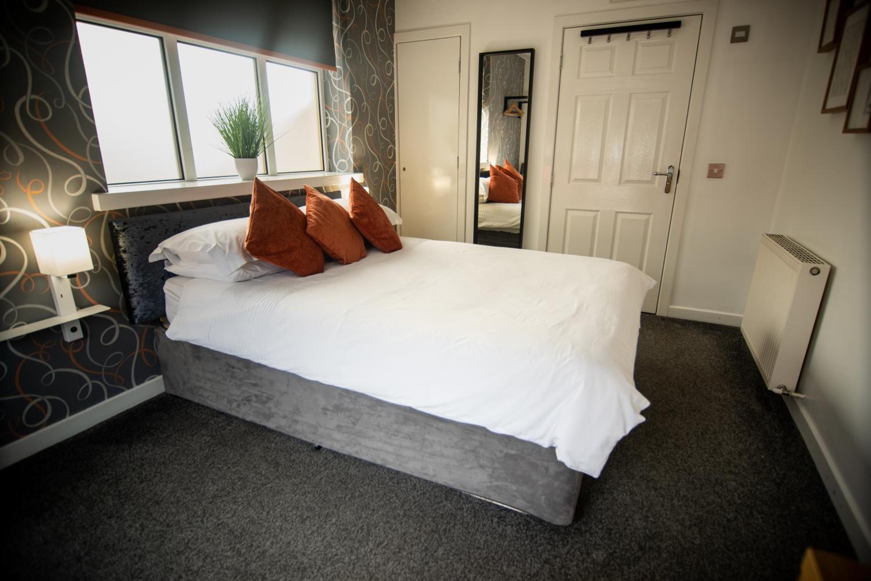 One-Bedroom Apartment - Photo 2