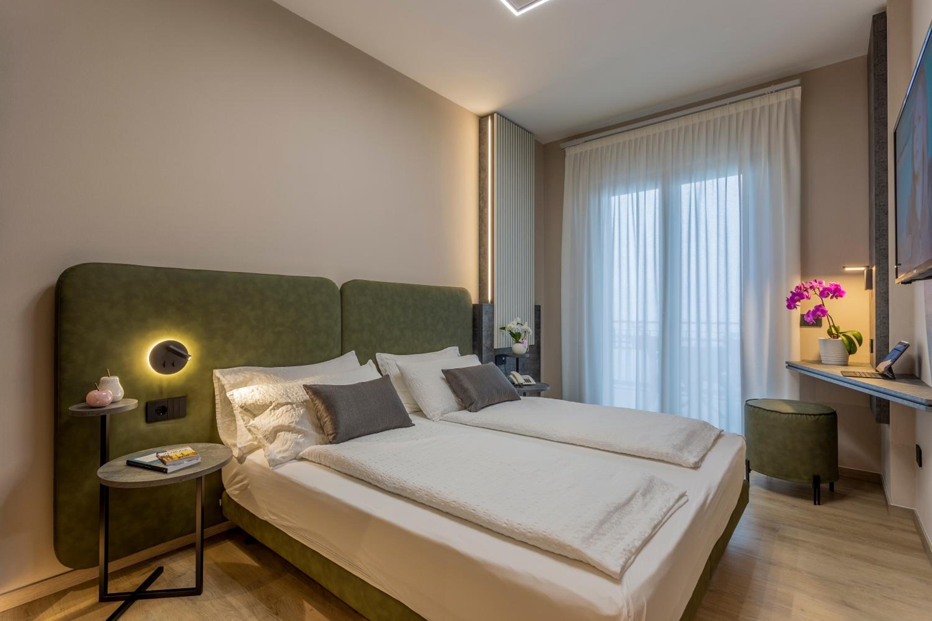 Deluxe Double Room with Balcony and Lake View photo 3