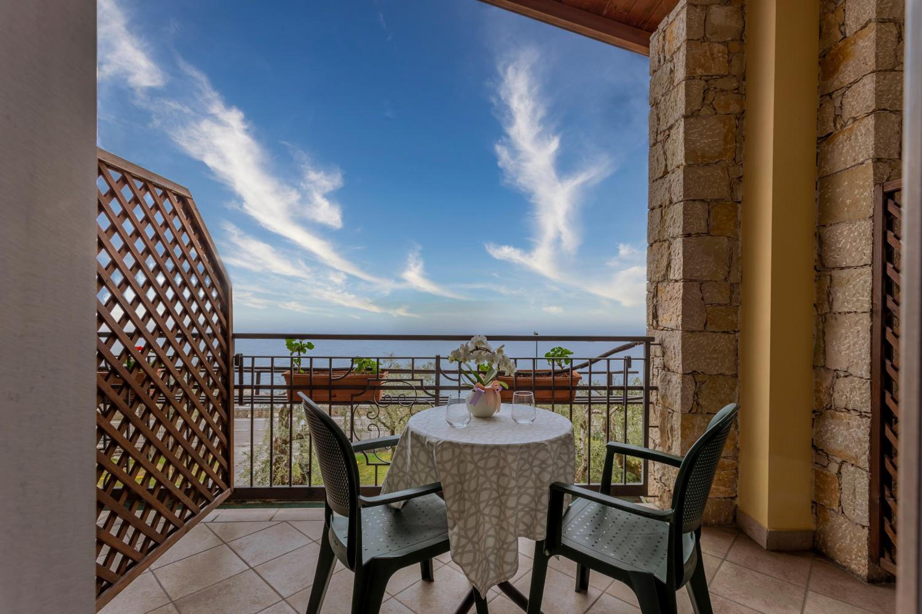 Deluxe Double Room with Balcony and Lake View photo 2