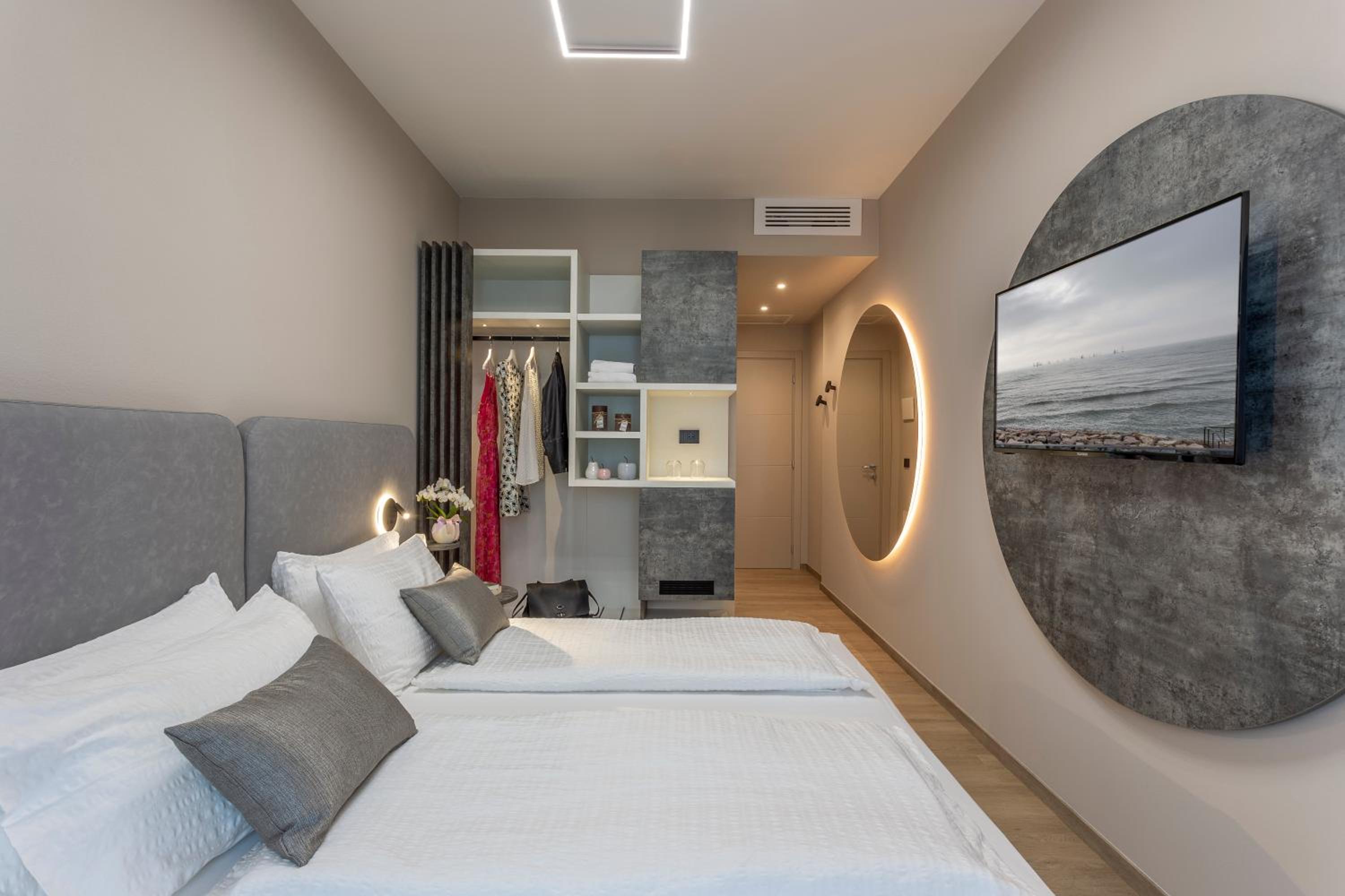 Superior Double Room with Balcony and Lake View photo 2