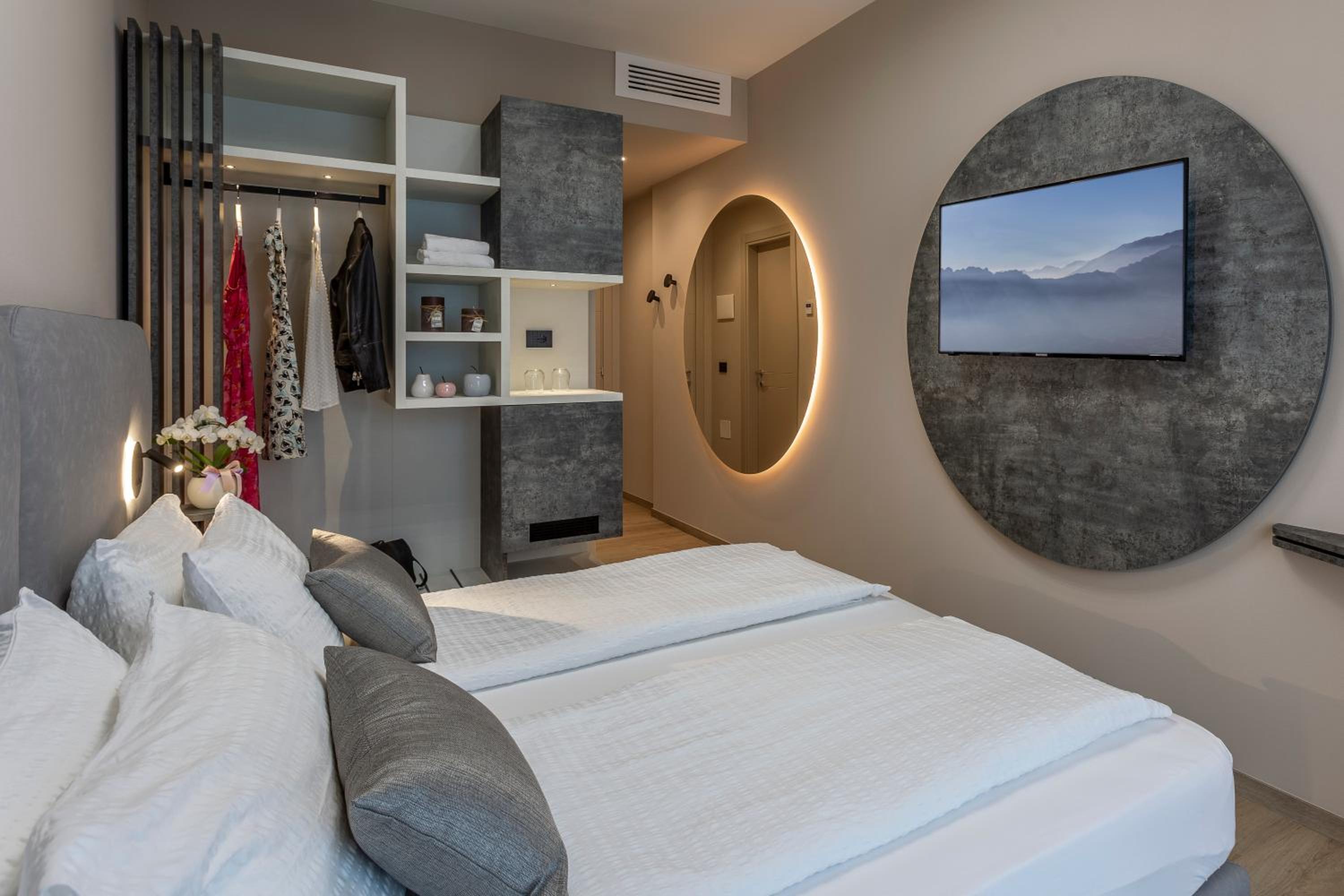 Superior Double Room with Balcony and Lake View photo 1