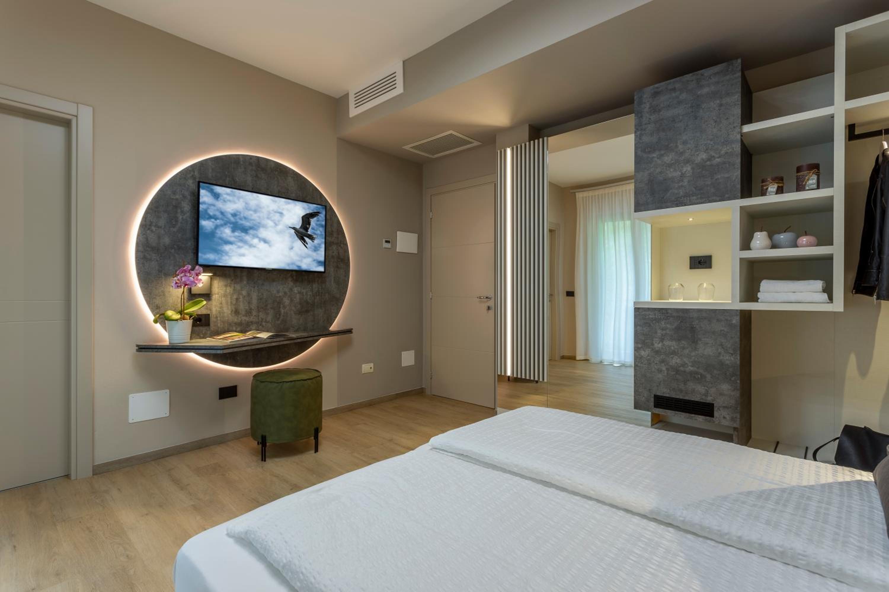 Superior Double Room with Balcony and Mountain View photo 2