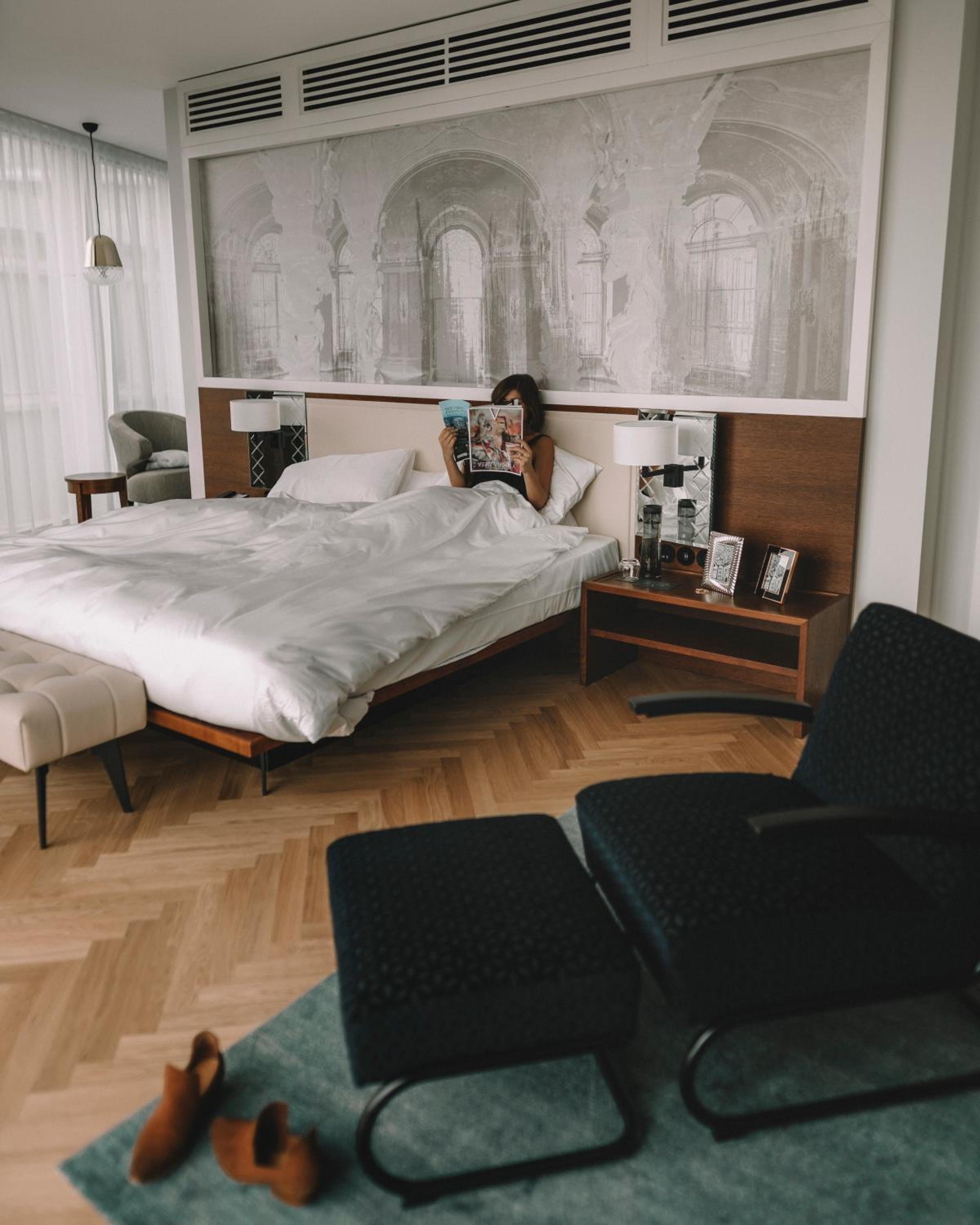 Premium King Suite with Skyline View - Photo 4