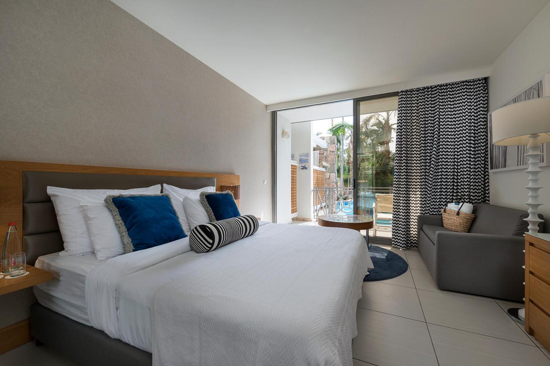 מלון אגמים ישרוטל קולקשן אילת — Water Front Room with Deck