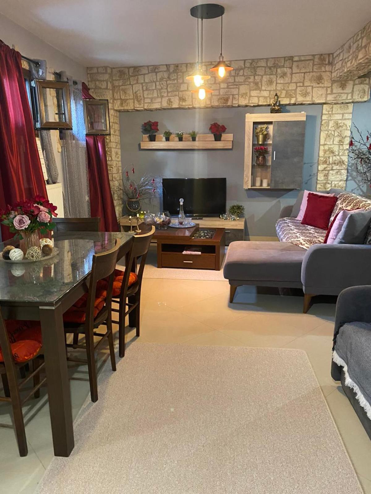 One-Bedroom Apartment - Photo 2