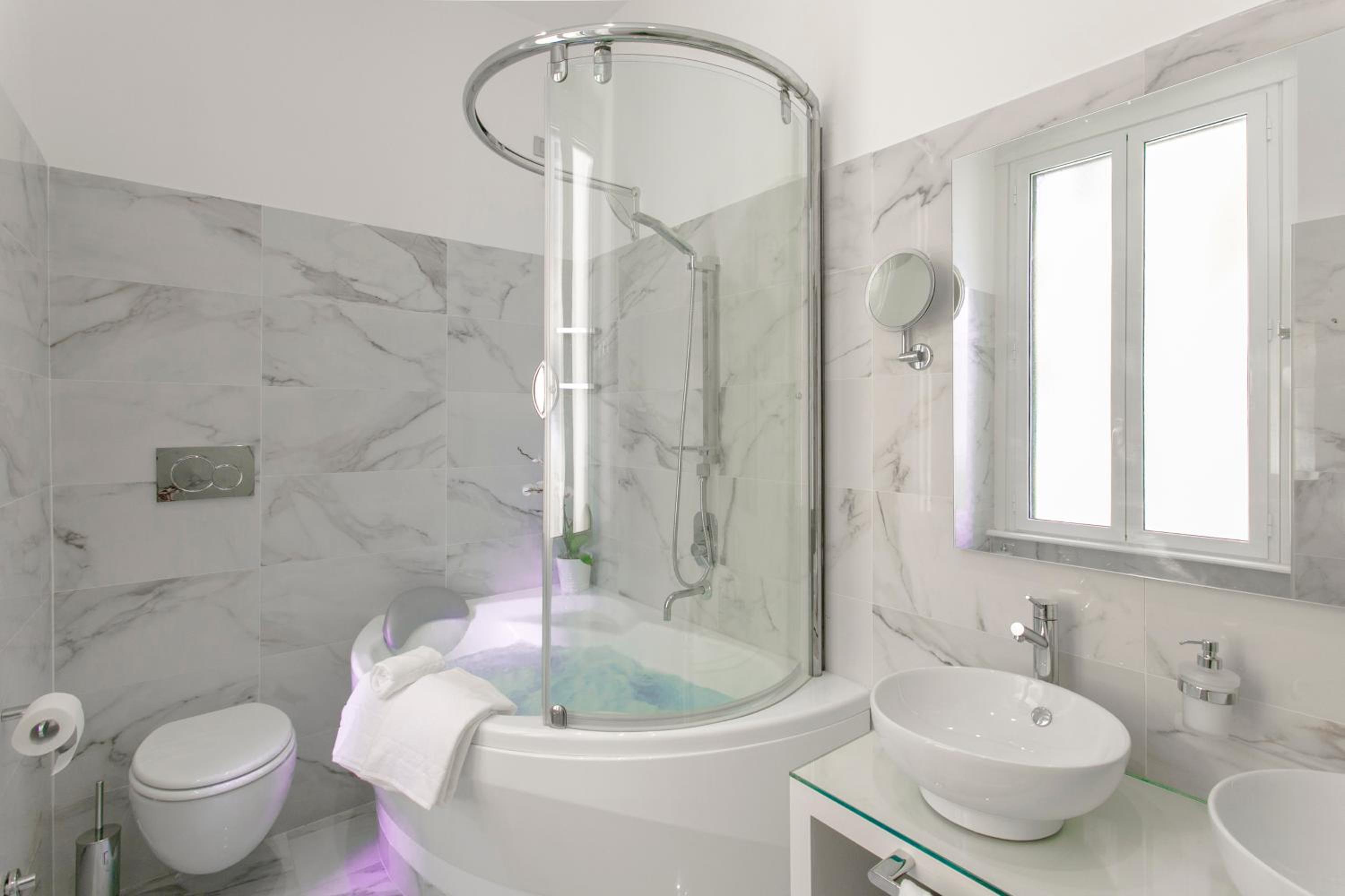 Deluxe Suite with Spa Bath photo 3