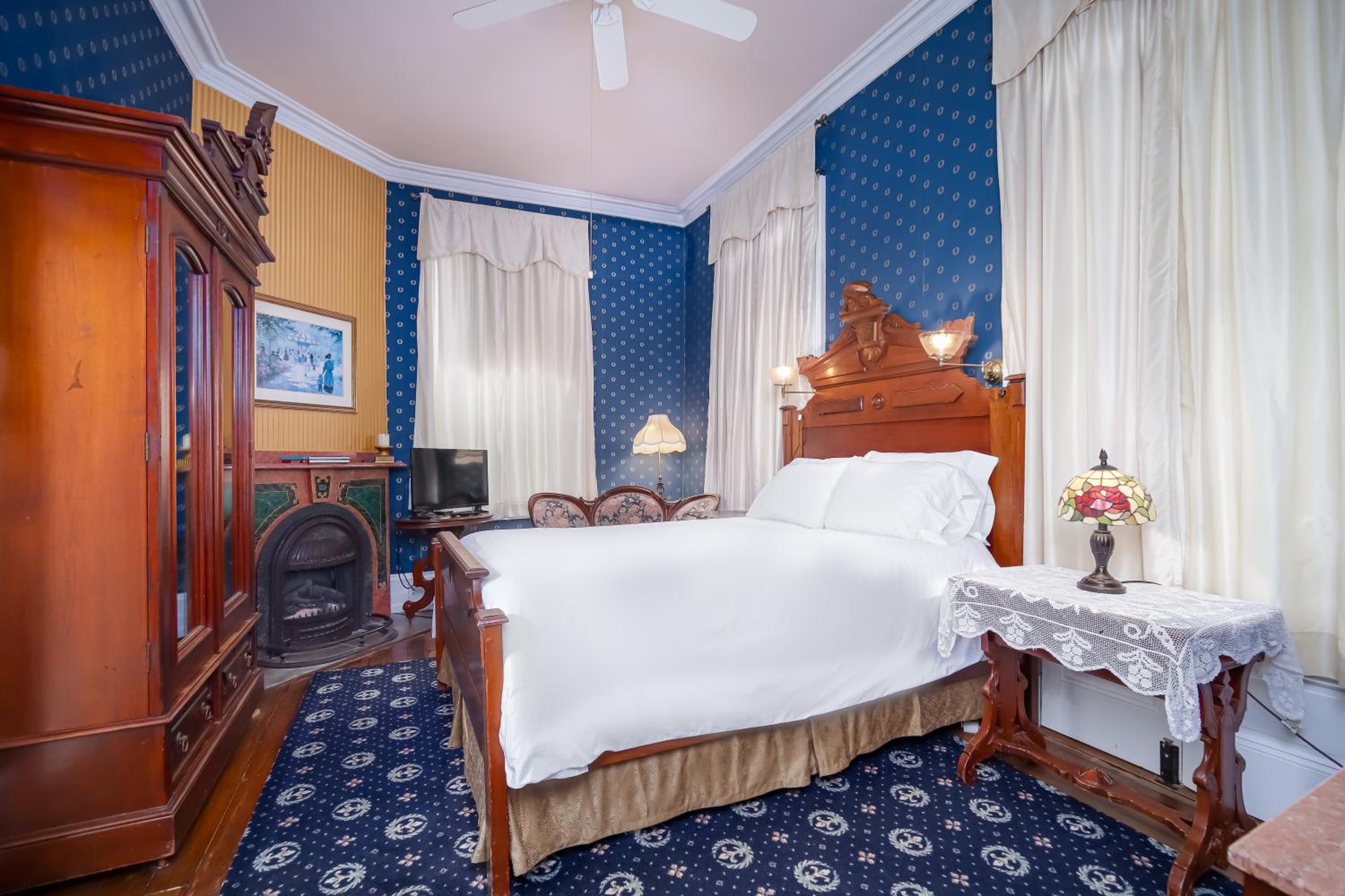 Deluxe Queen Room