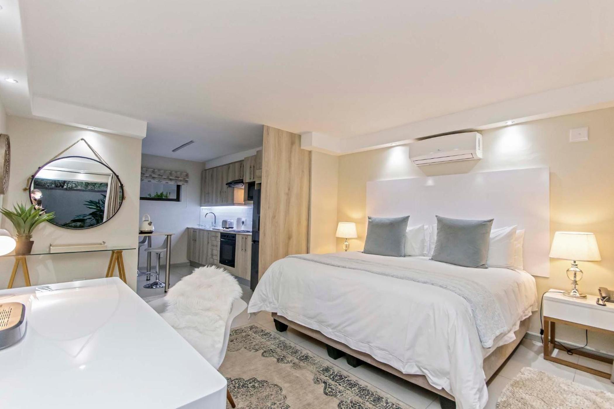 Deluxe King Suite photo 3