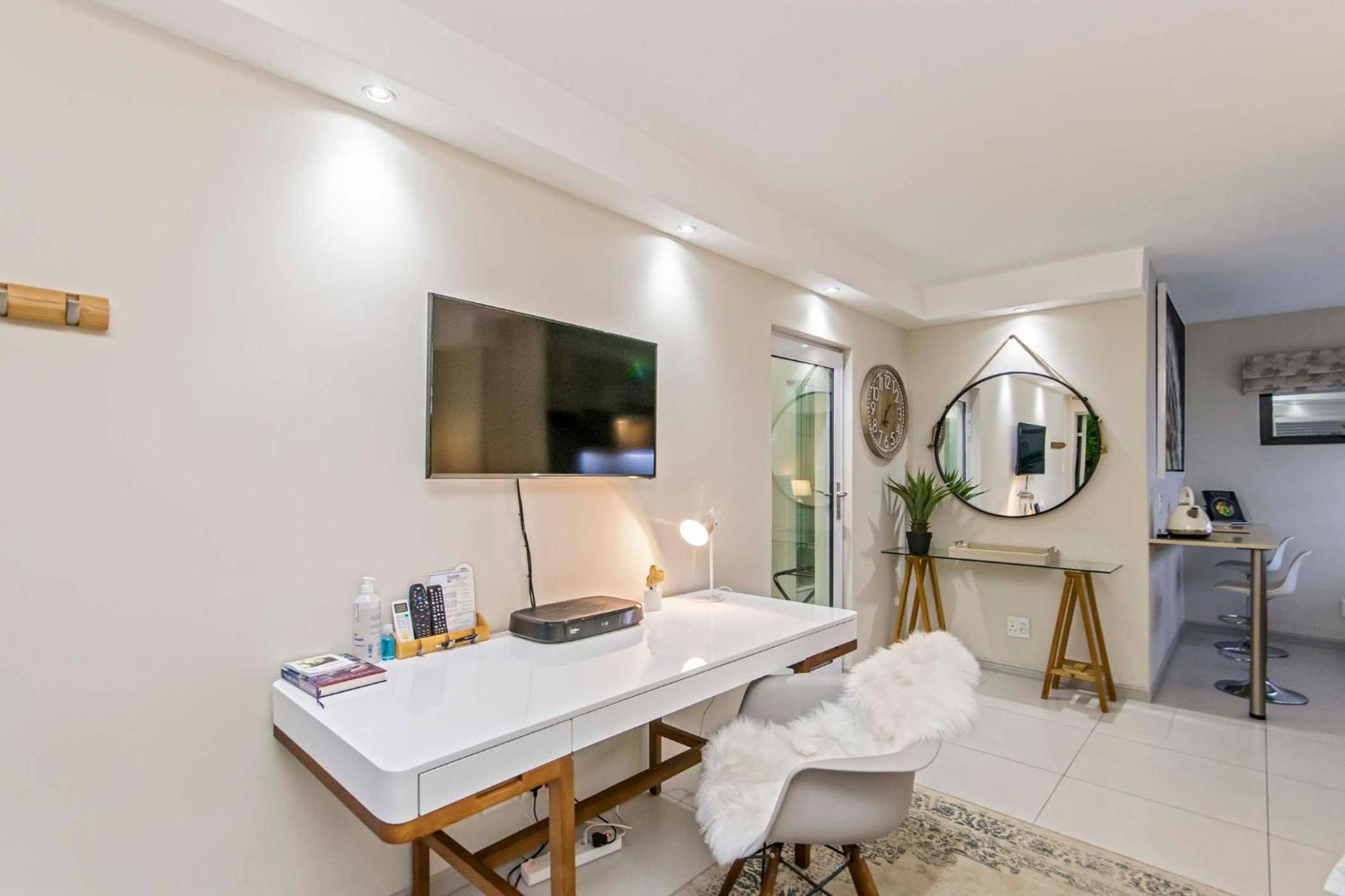 Deluxe King Suite photo 1