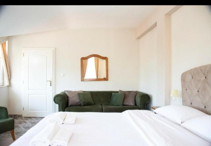 Double Room with Balcony (2 Adults + 1 Child) - Photo 10