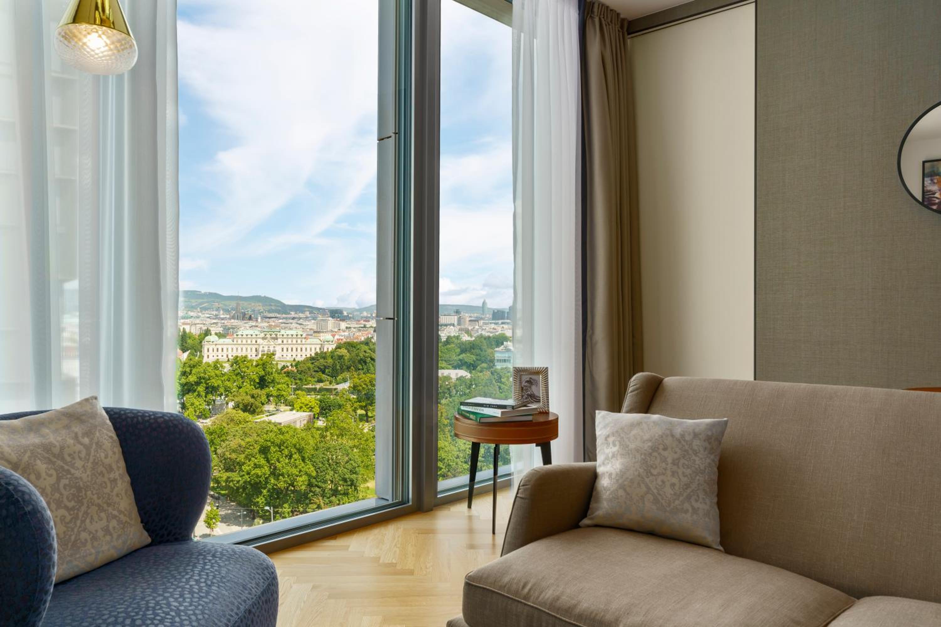 King Suite with Park View photo 3