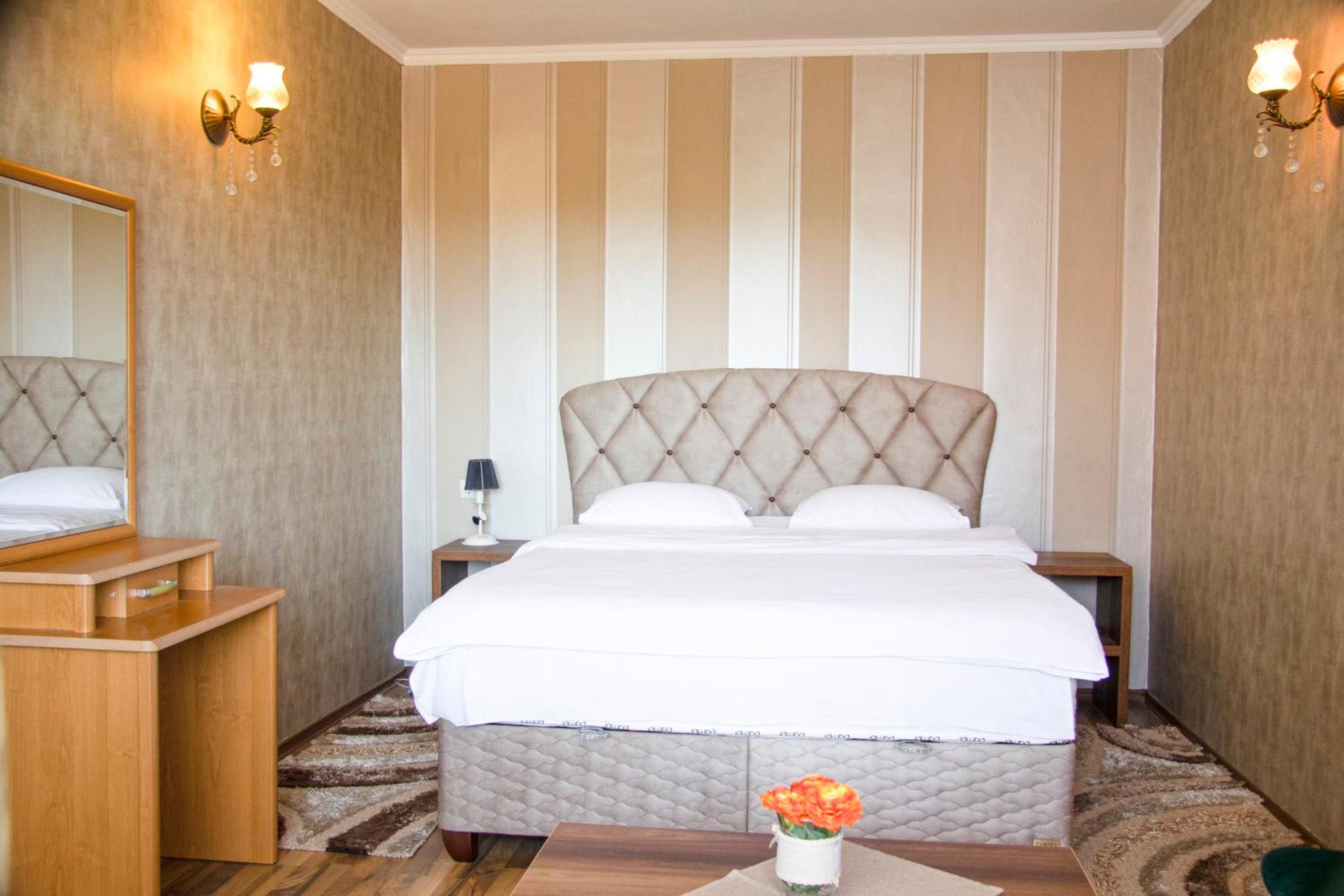 Double Room with Balcony (2 Adults + 1 Child) - Photo 4