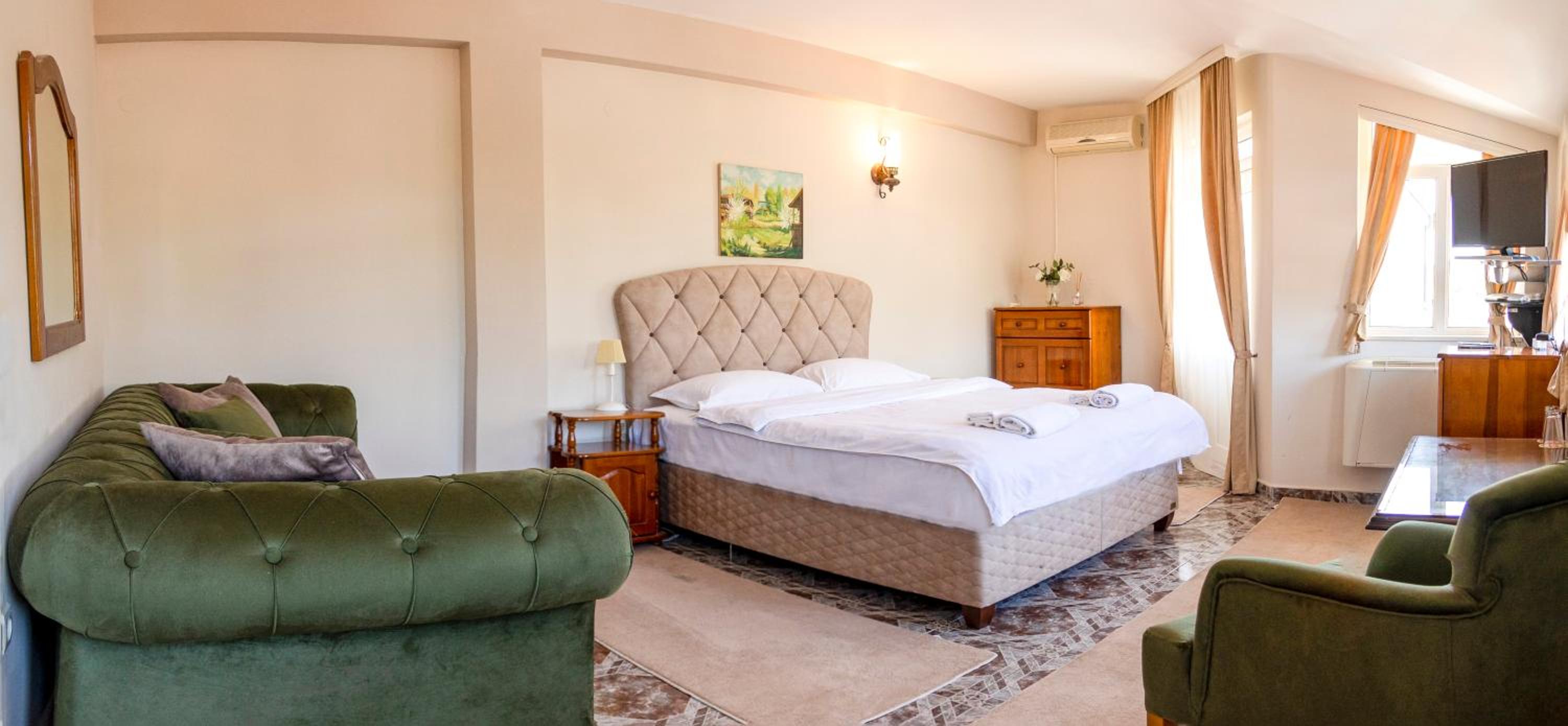 Double Room with Balcony (2 Adults + 1 Child) - Photo 3