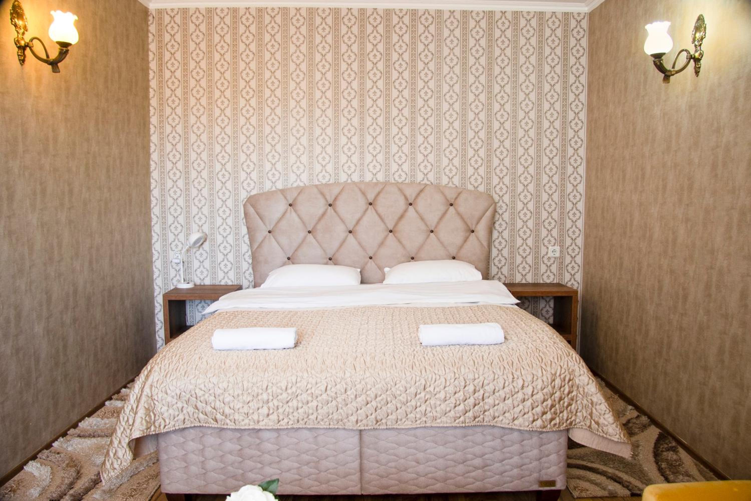 Double Room with Balcony (2 Adults + 1 Child) - Photo 2