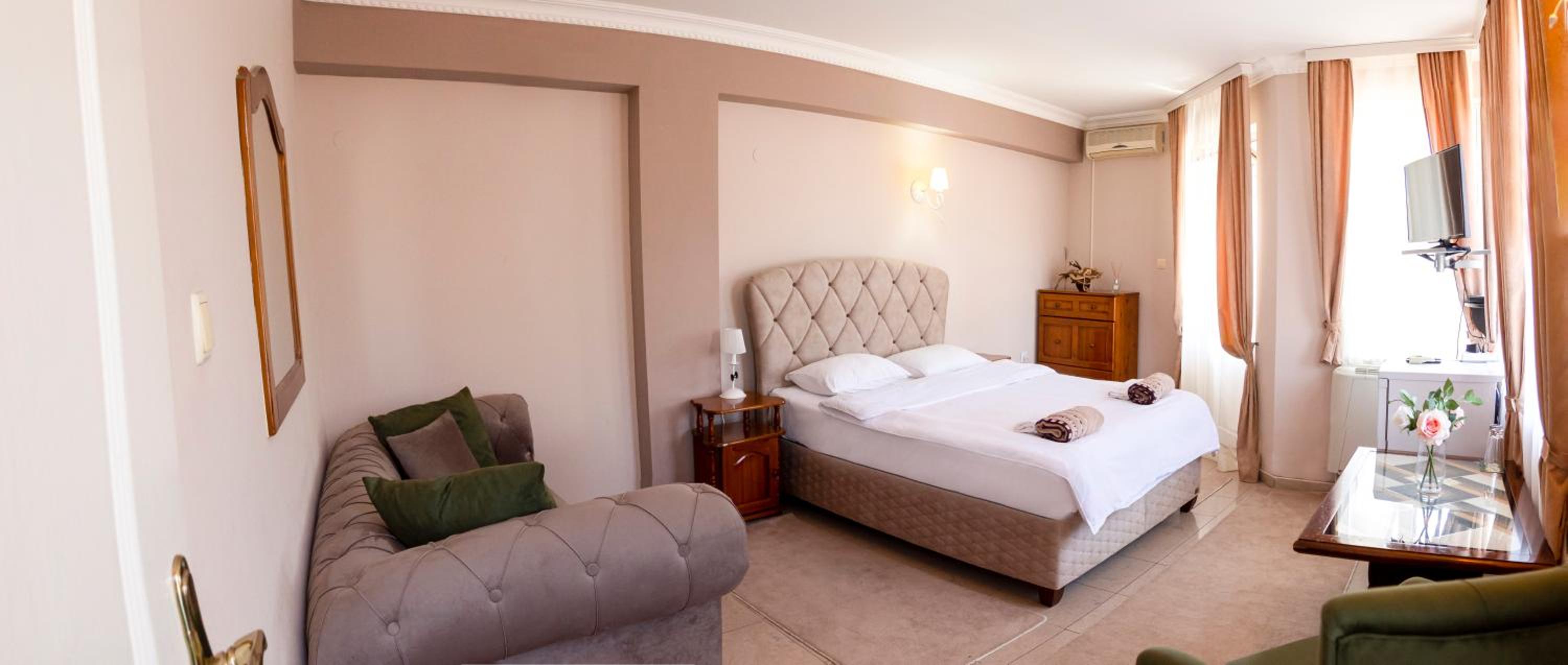 Double Room with Balcony (2 Adults + 1 Child) - Photo 14
