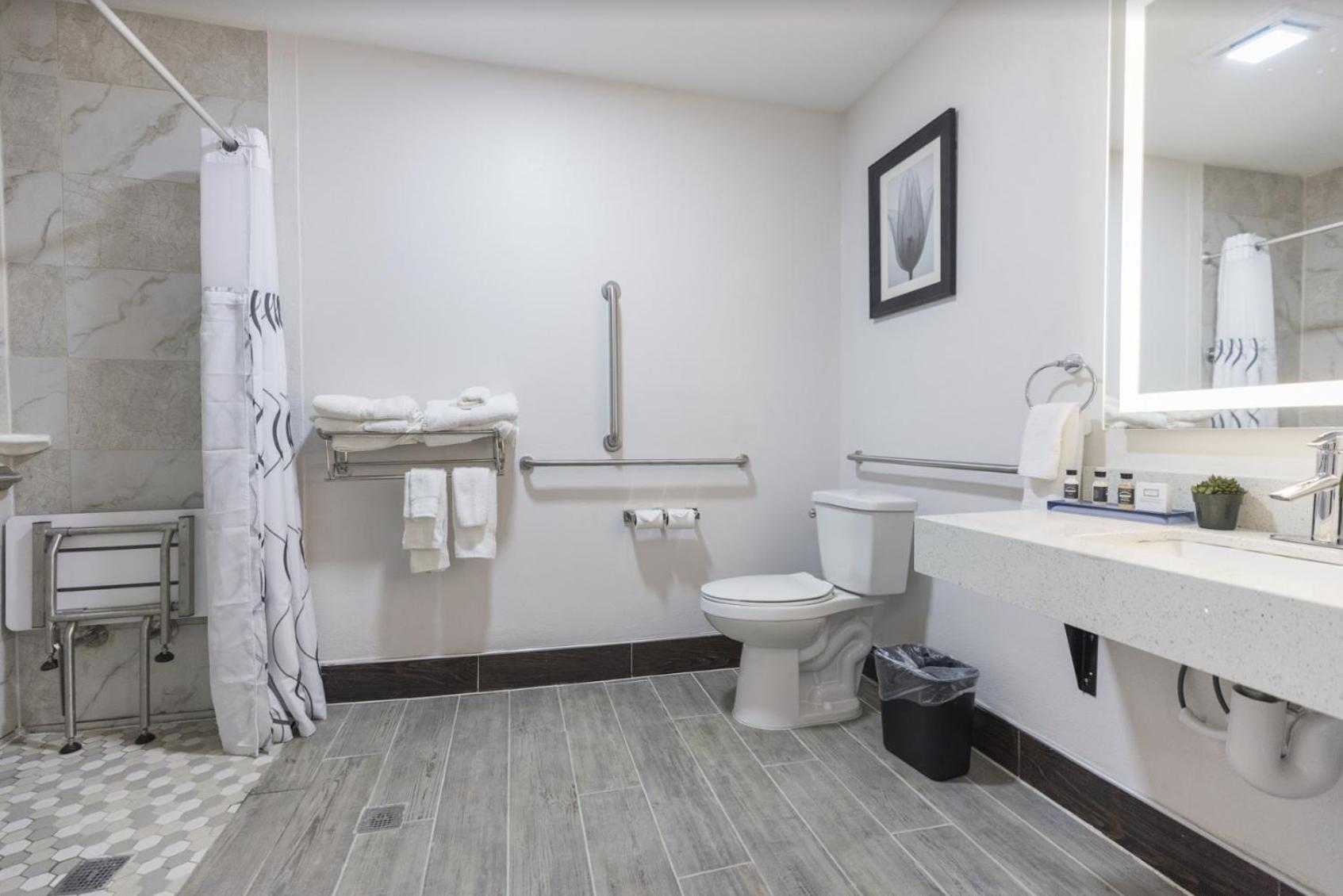 Queen Room - Accessible/Non Smoking - Photo 2