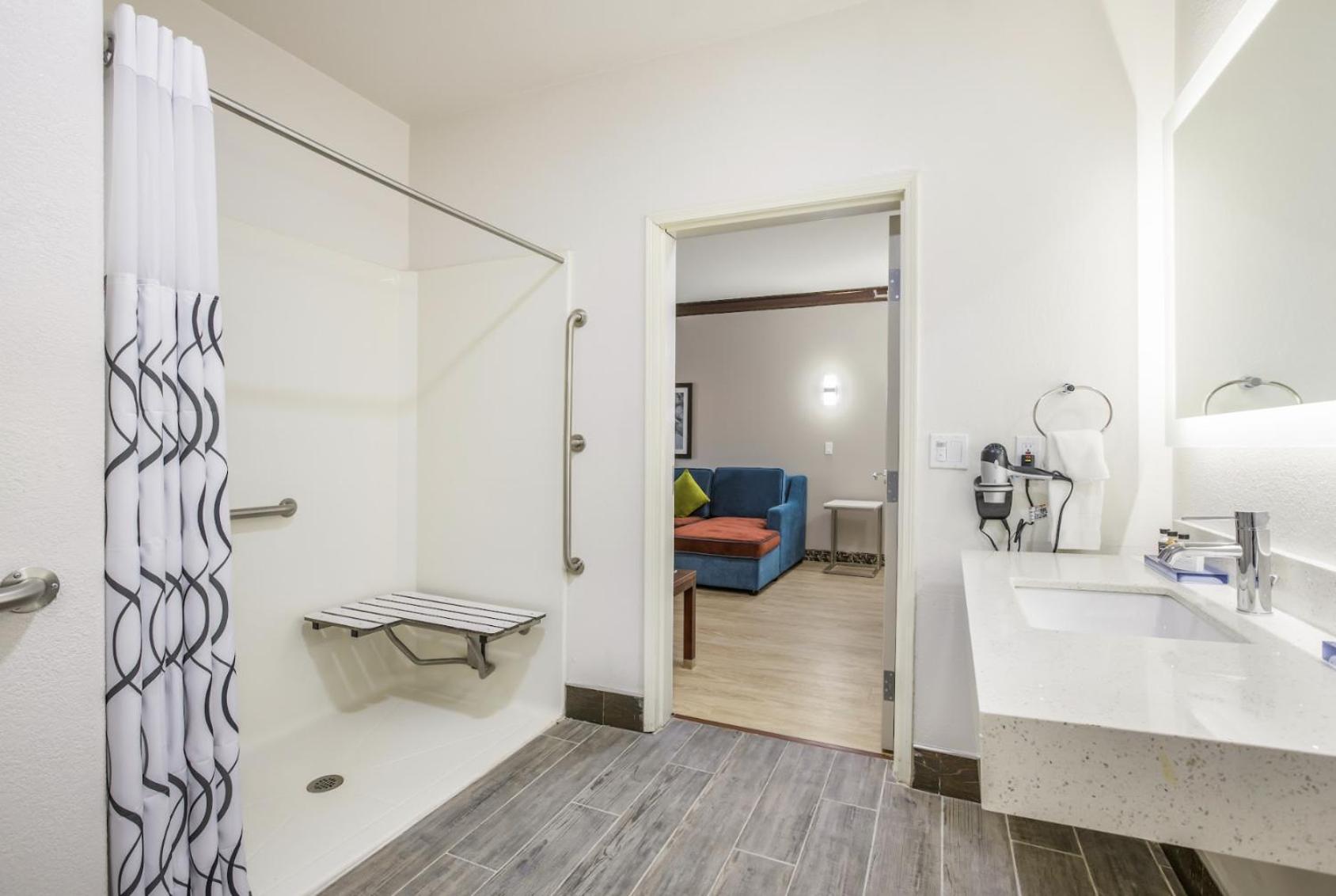 Queen Room with Two Queen Beds - Accessible/Non Smoking photo 2