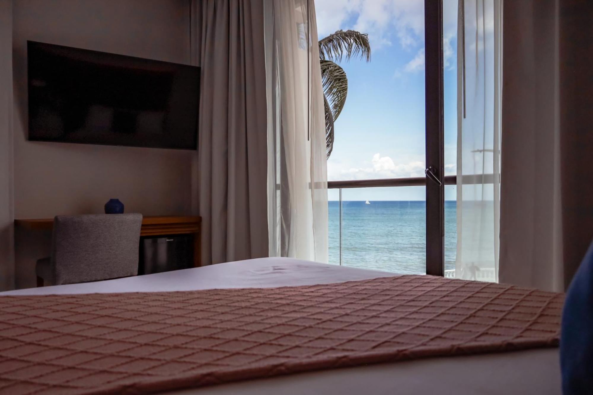 Deluxe King Room - Photo 4