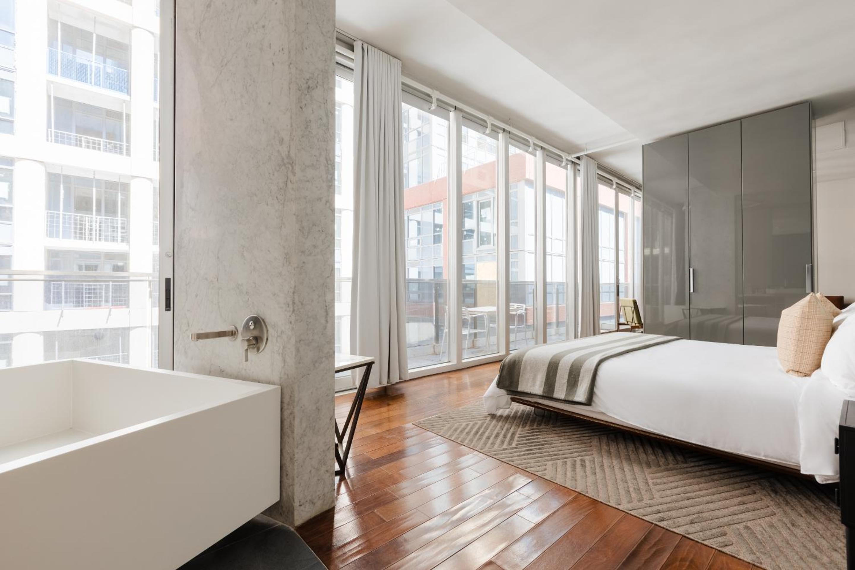 Superior Suite, 1 King Bed thumbnail 5