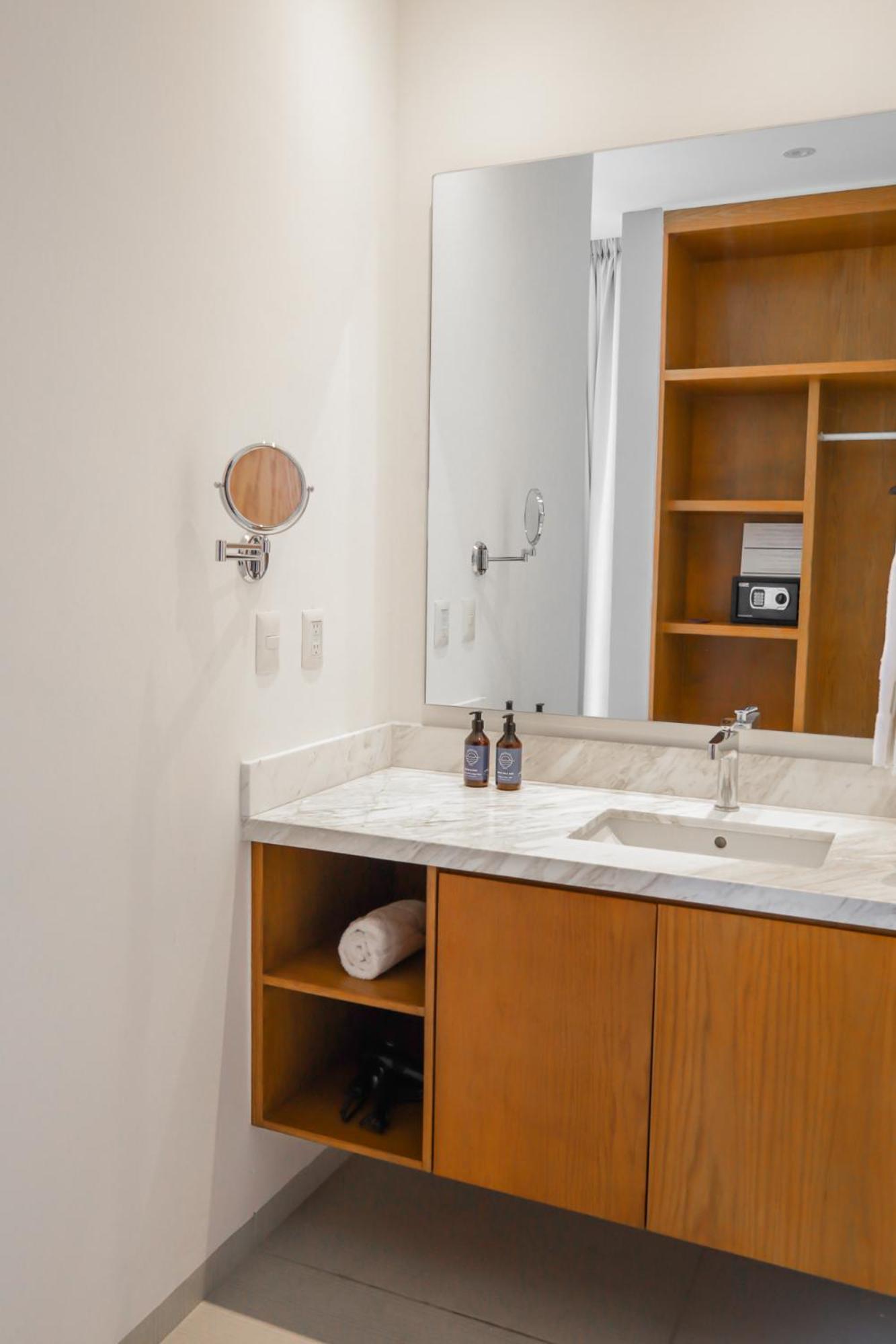 Deluxe King Room - Photo 5