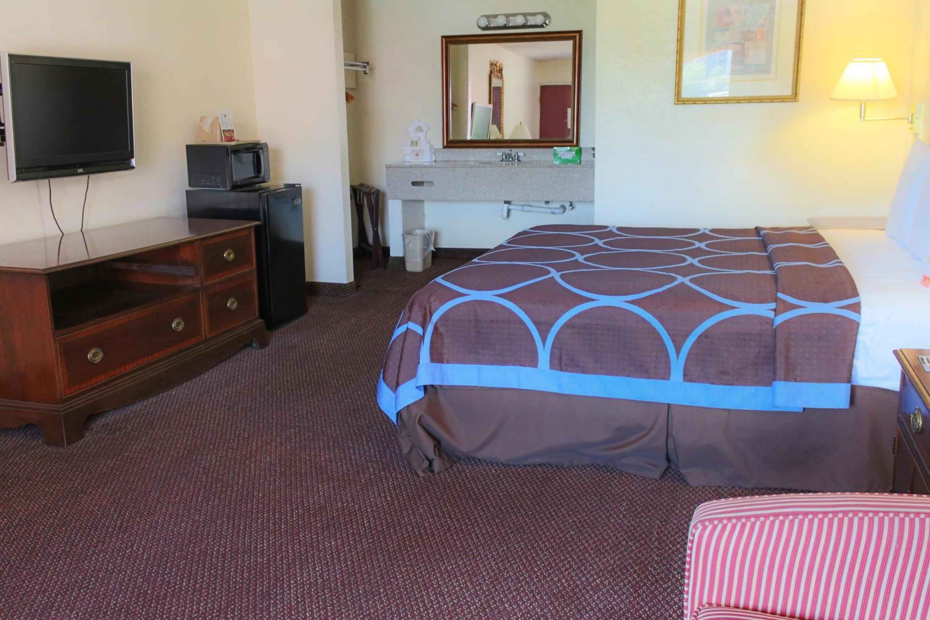 King Room - Non-Smoking - Photo 3