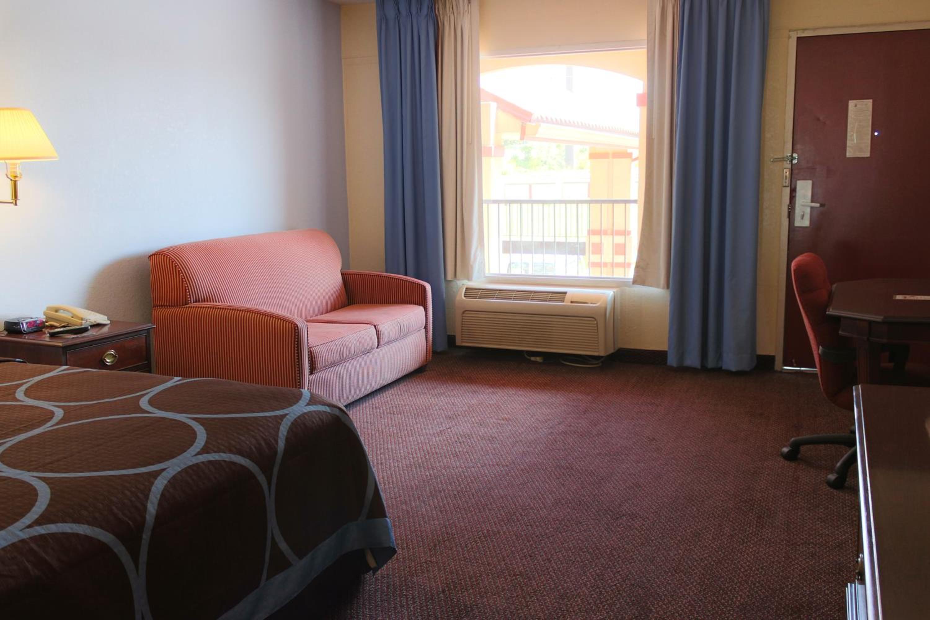 King Room - Non-Smoking - Photo 4