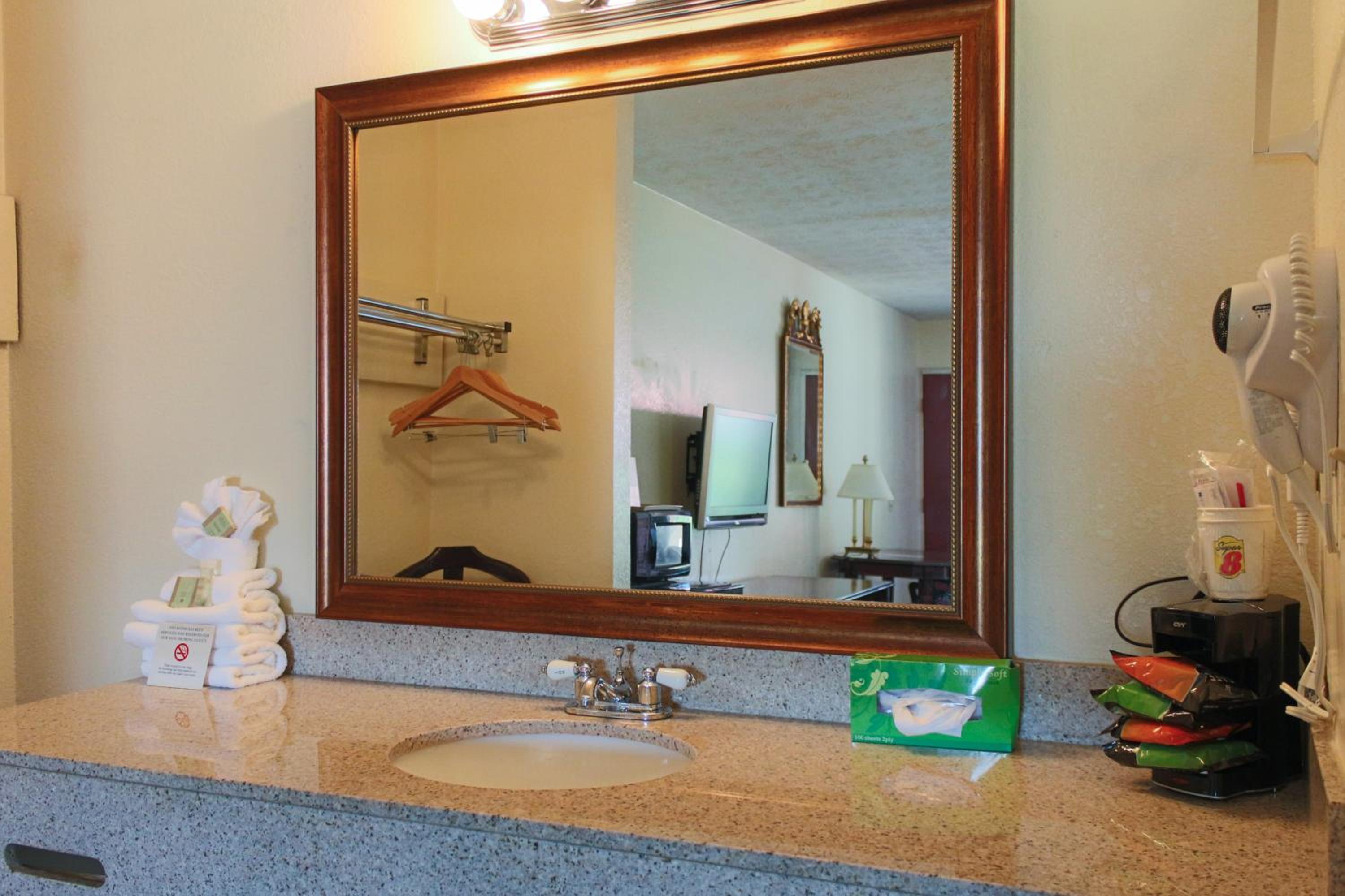 King Room - Non-Smoking - Photo 2