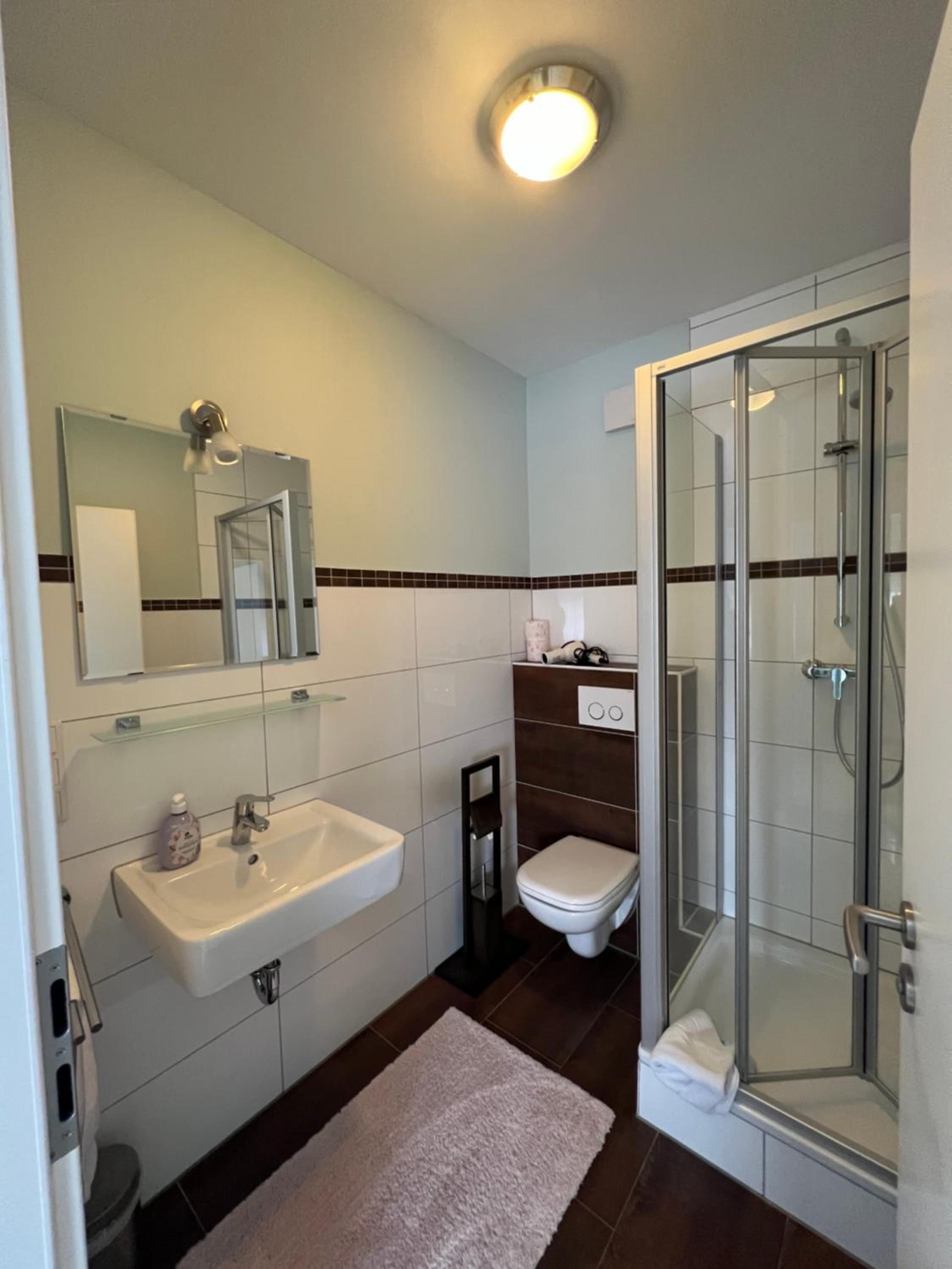 Twin Room with Balcony - Photo 3