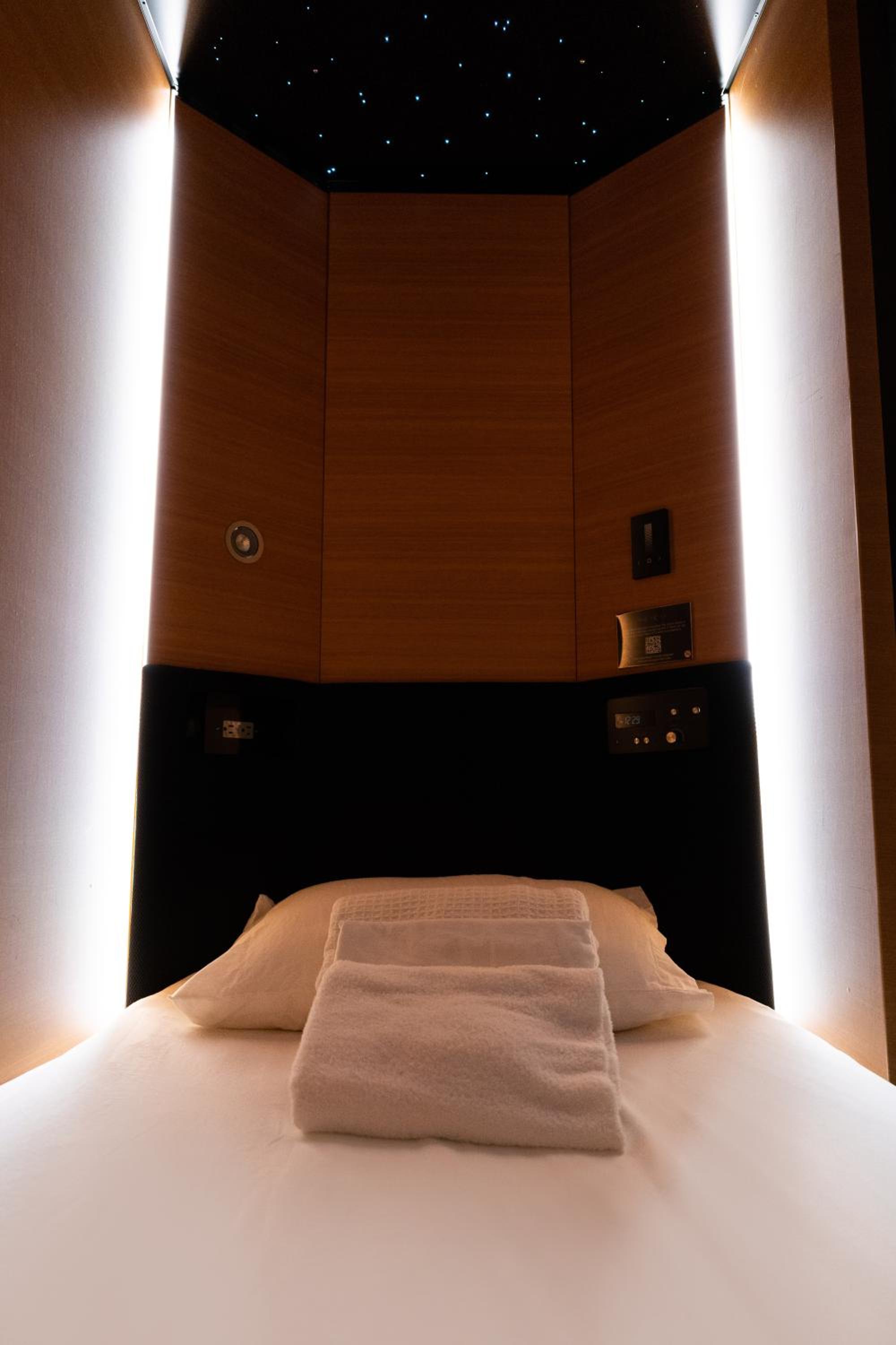 Business Pod in 2 Bed Mixed Dorm photo 3
