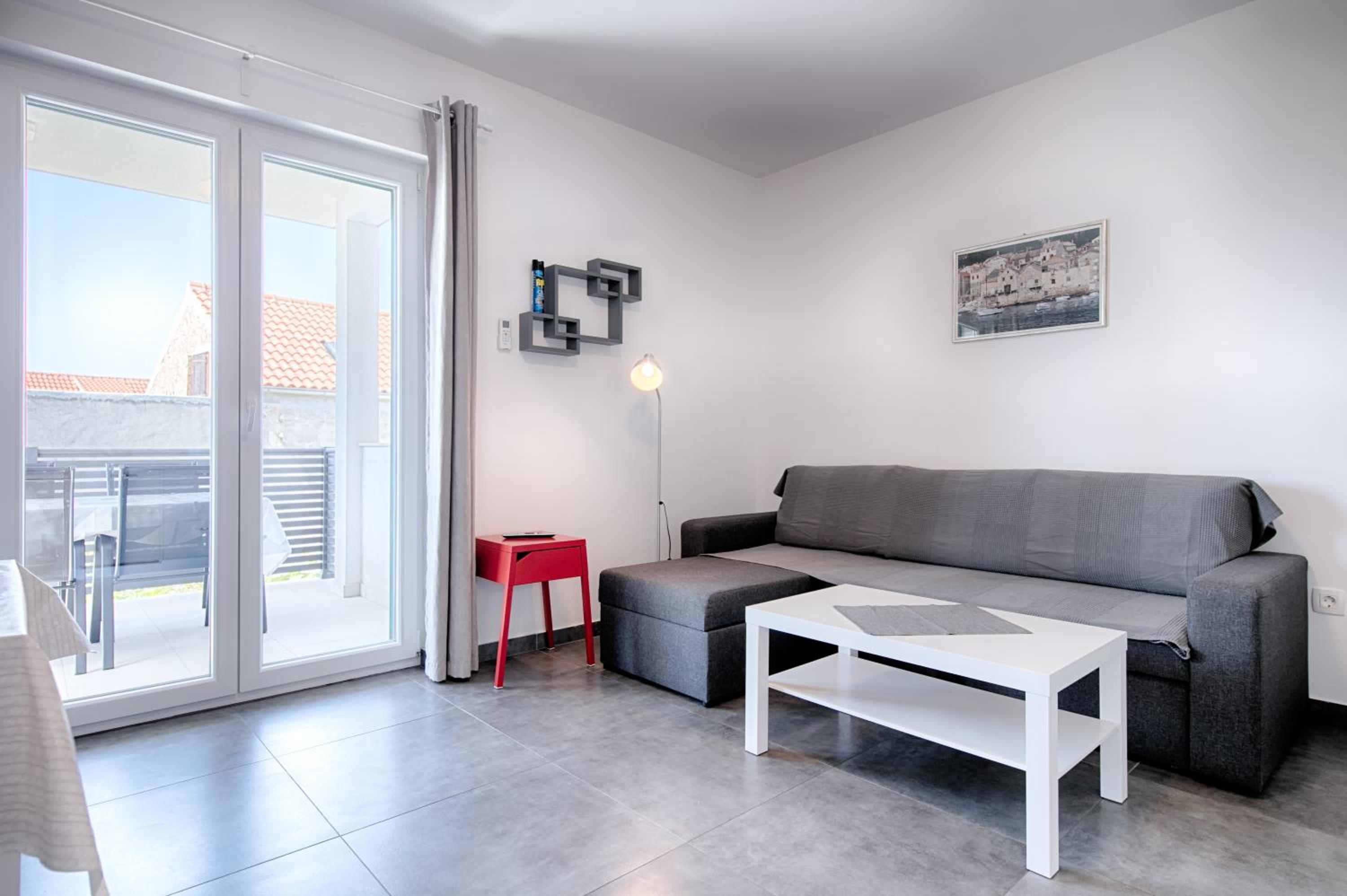 One-Bedroom Apartment photo 2