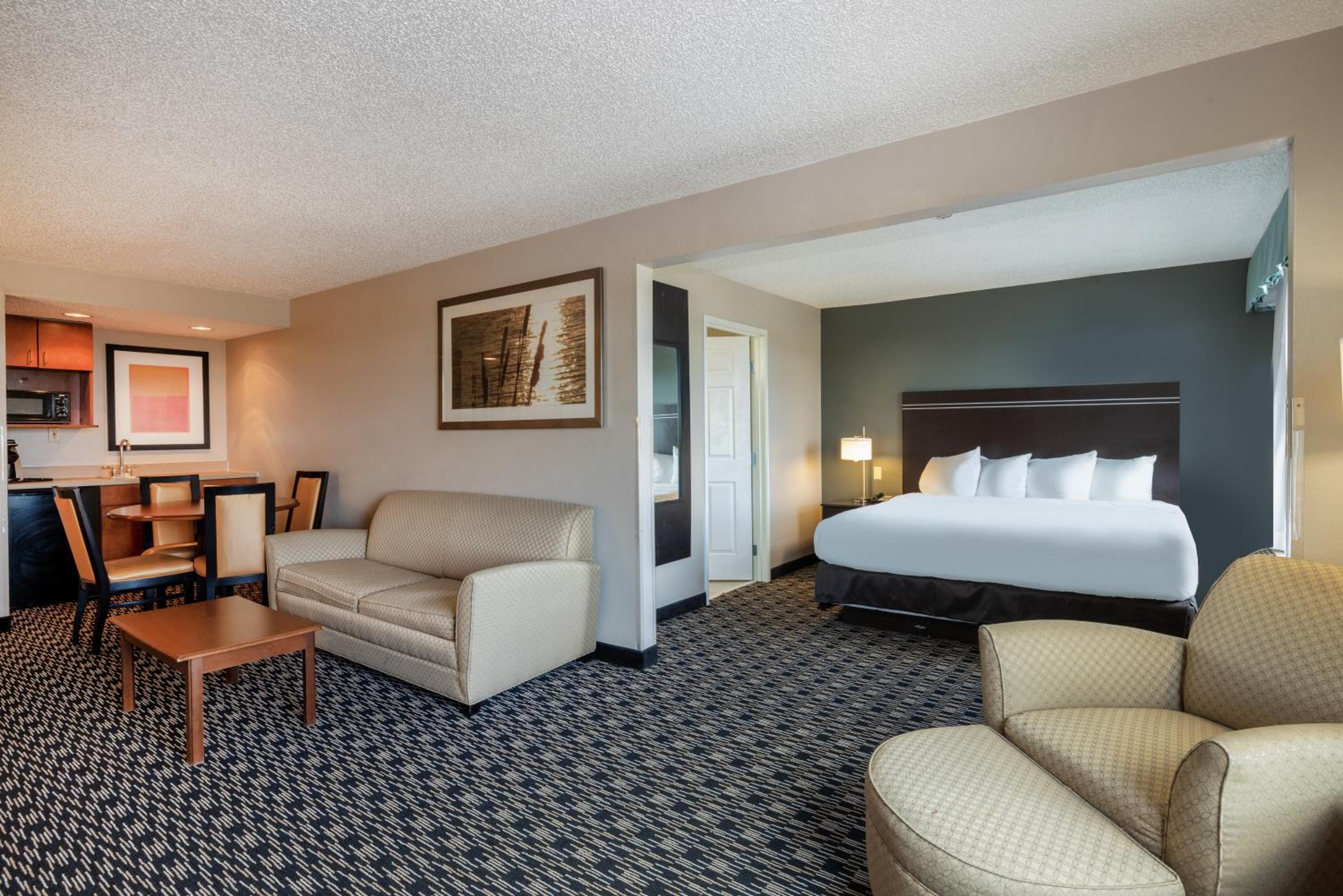 King Suite - Non-Smoking - Photo 3