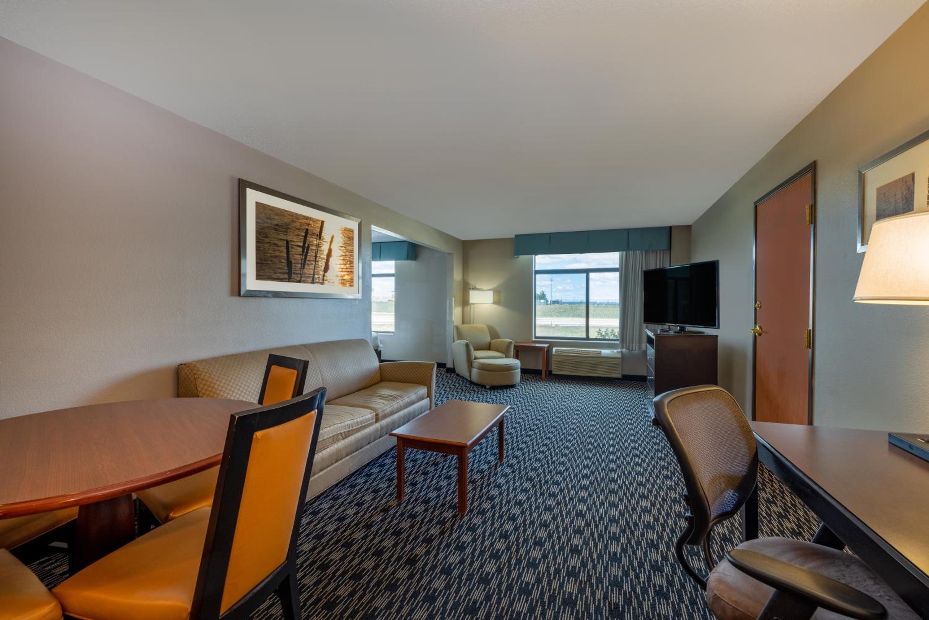 King Suite - Non-Smoking - Photo 2