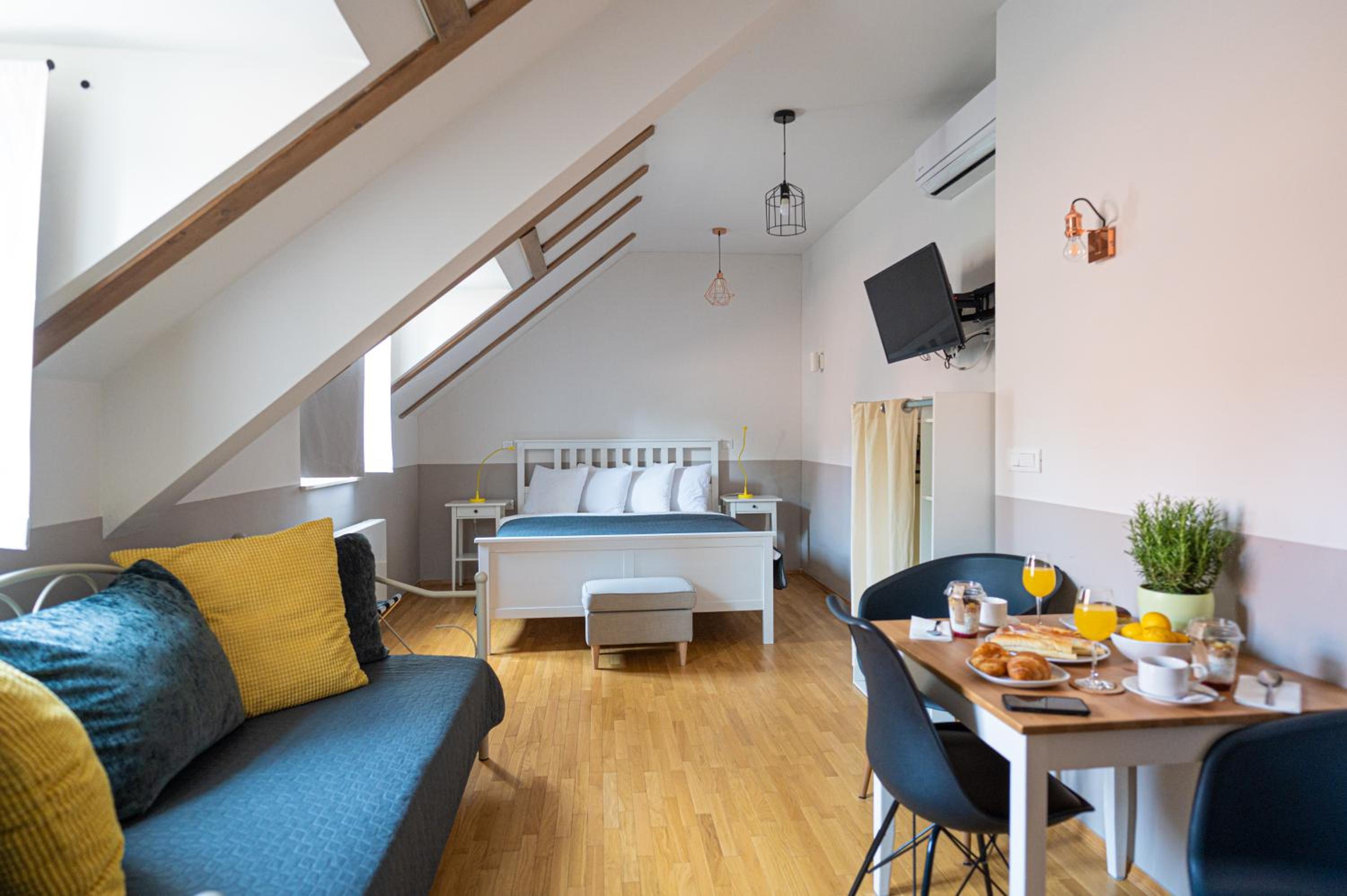 Studio Apartment - Photo 1