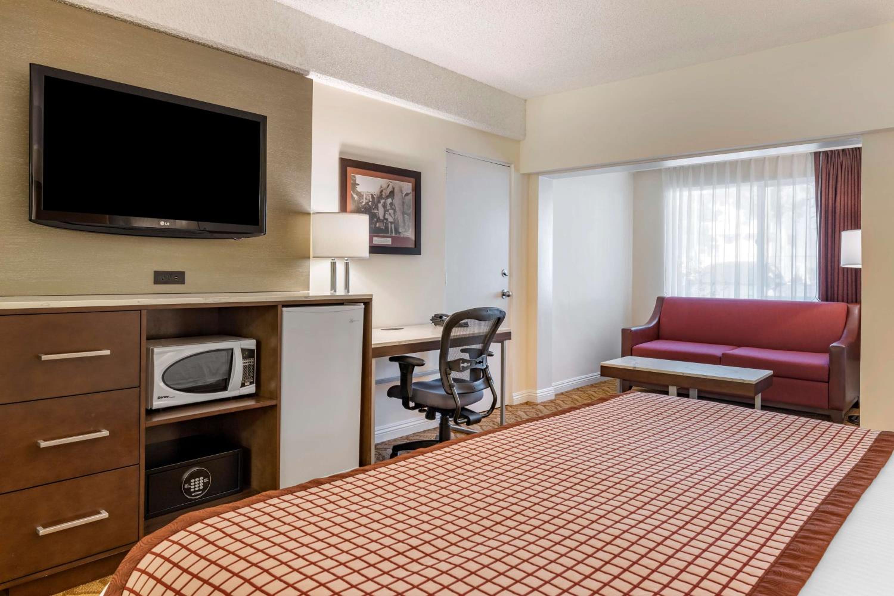 Larger King Room with Roll-In Shower and Sofa Bed - Disability Access/Non-Smoking - Photo 2