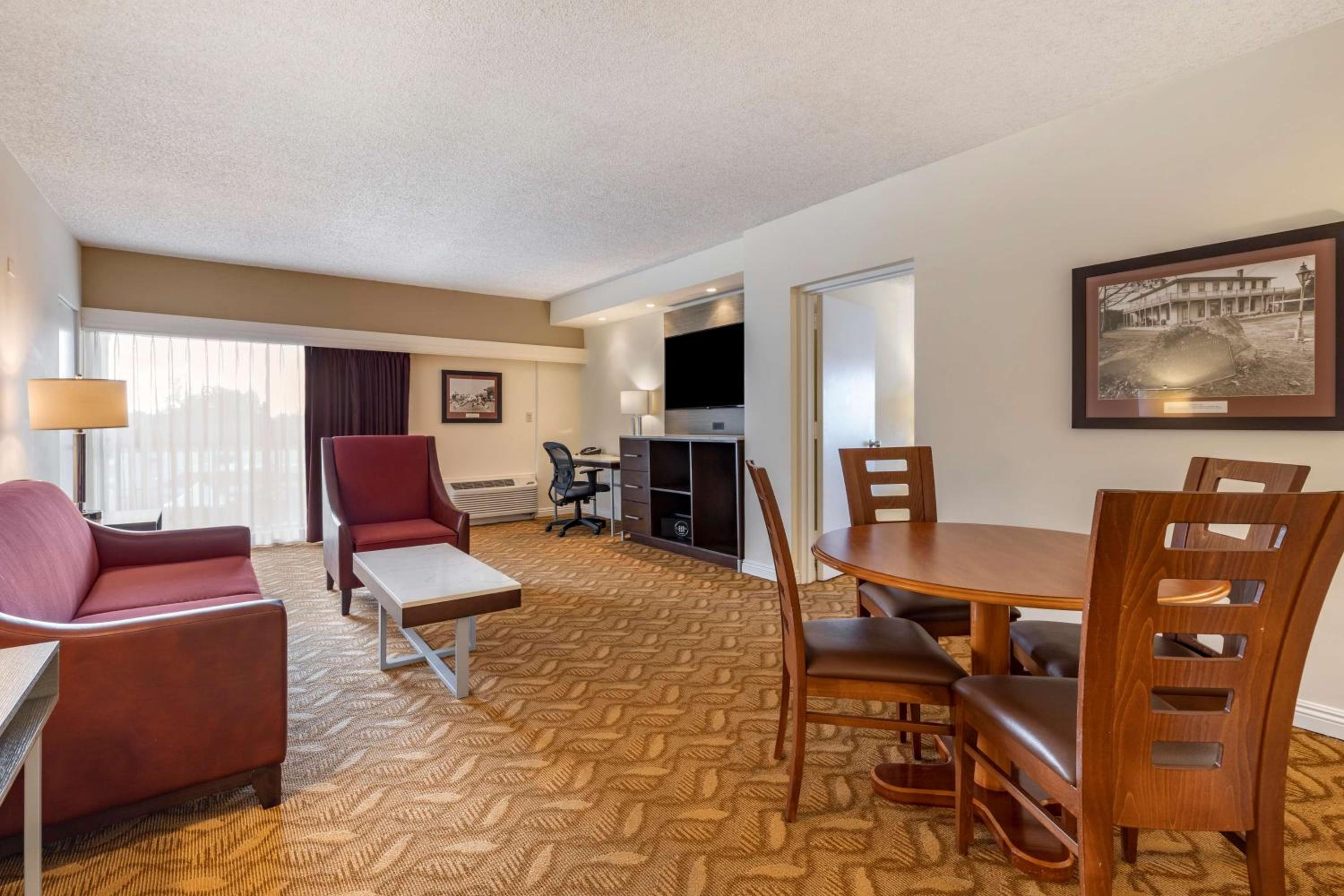 King Suite With Sofa Bed And Spa Tub - Photo 5