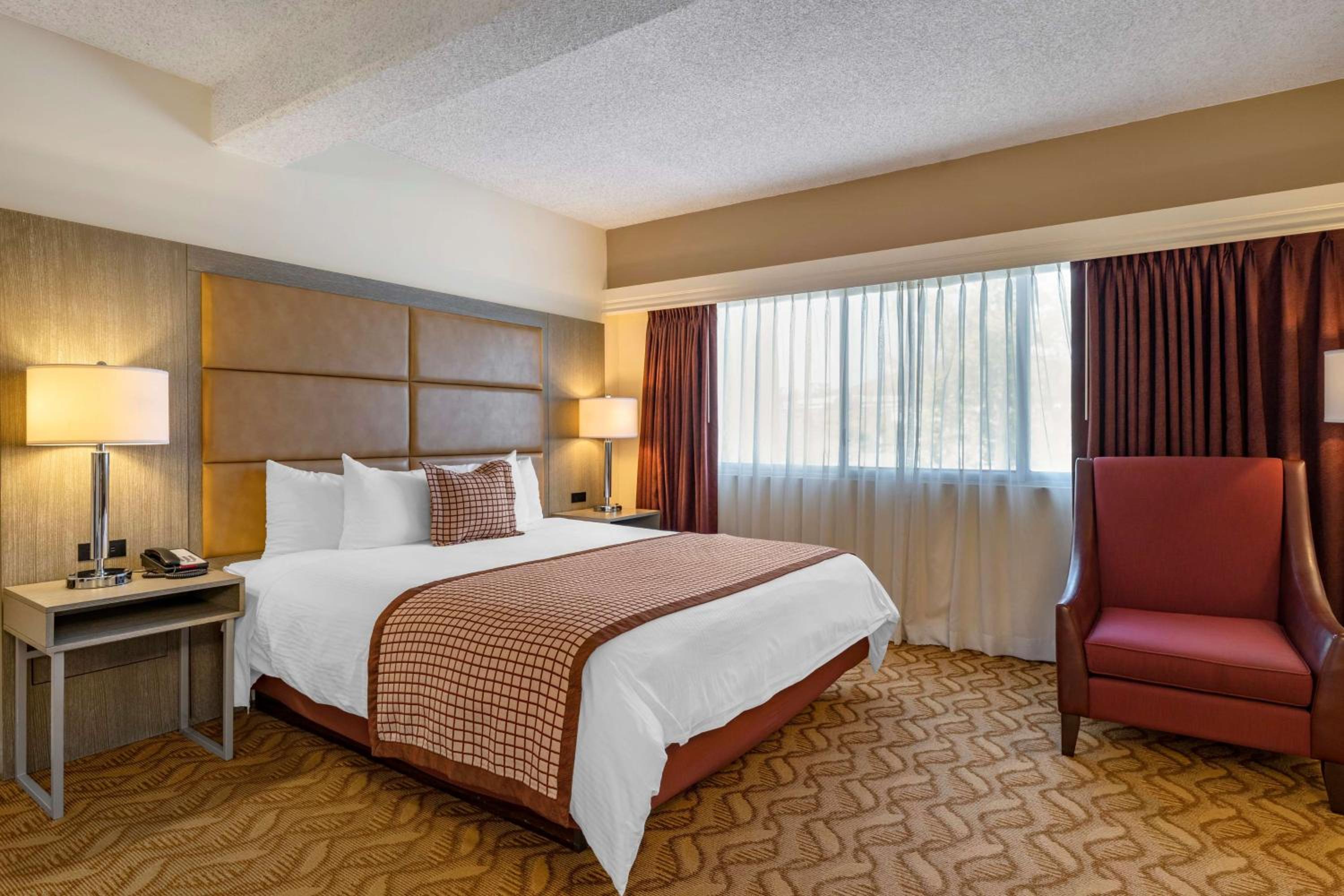King Suite with Sofa Bed and Spa Tub - Balcony/Non-Smoking - Photo 2