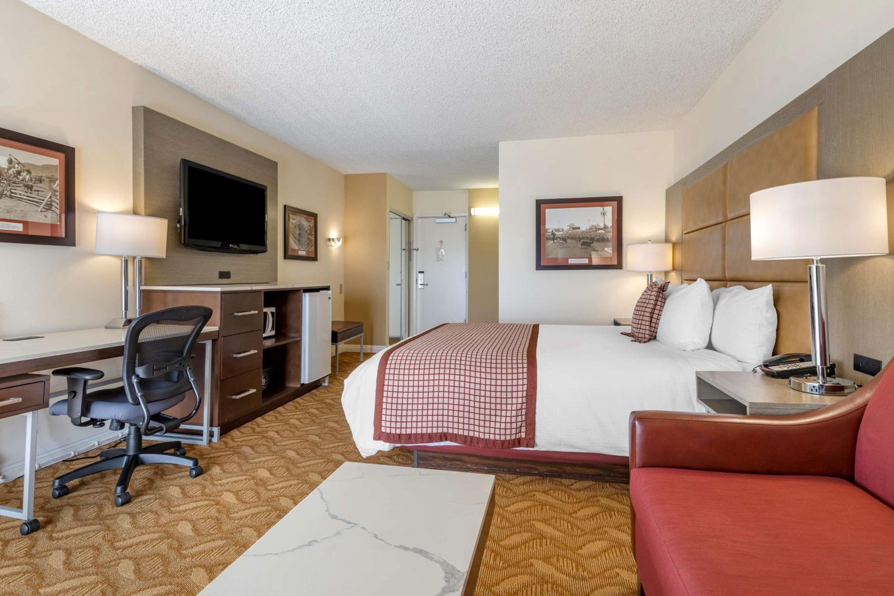King Suite with Sofa Bed, Spa Bath and Living Room - Non-Smoking - Photo 3