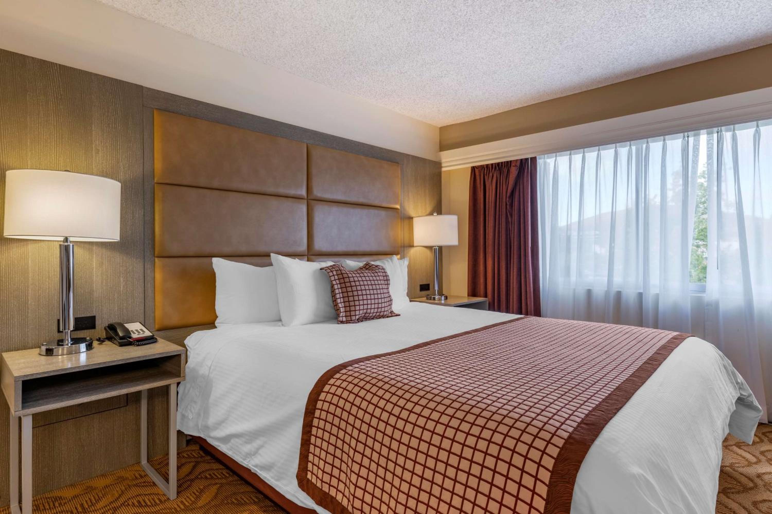 King Suite with Sofa Bed and Spa Tub - Balcony/Non-Smoking - Photo 3