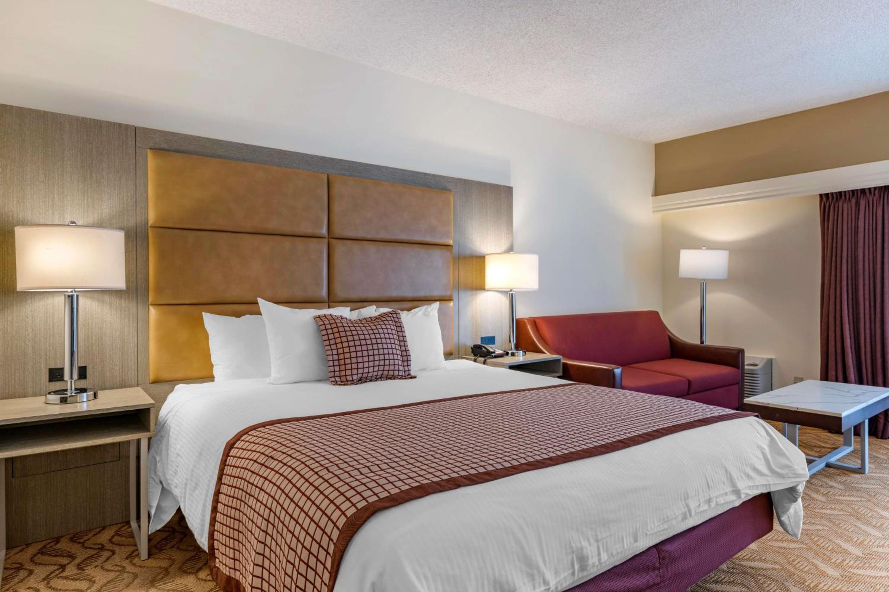 King Suite with Sofa Bed, Spa Bath and Living Room - Non-Smoking - Photo 1