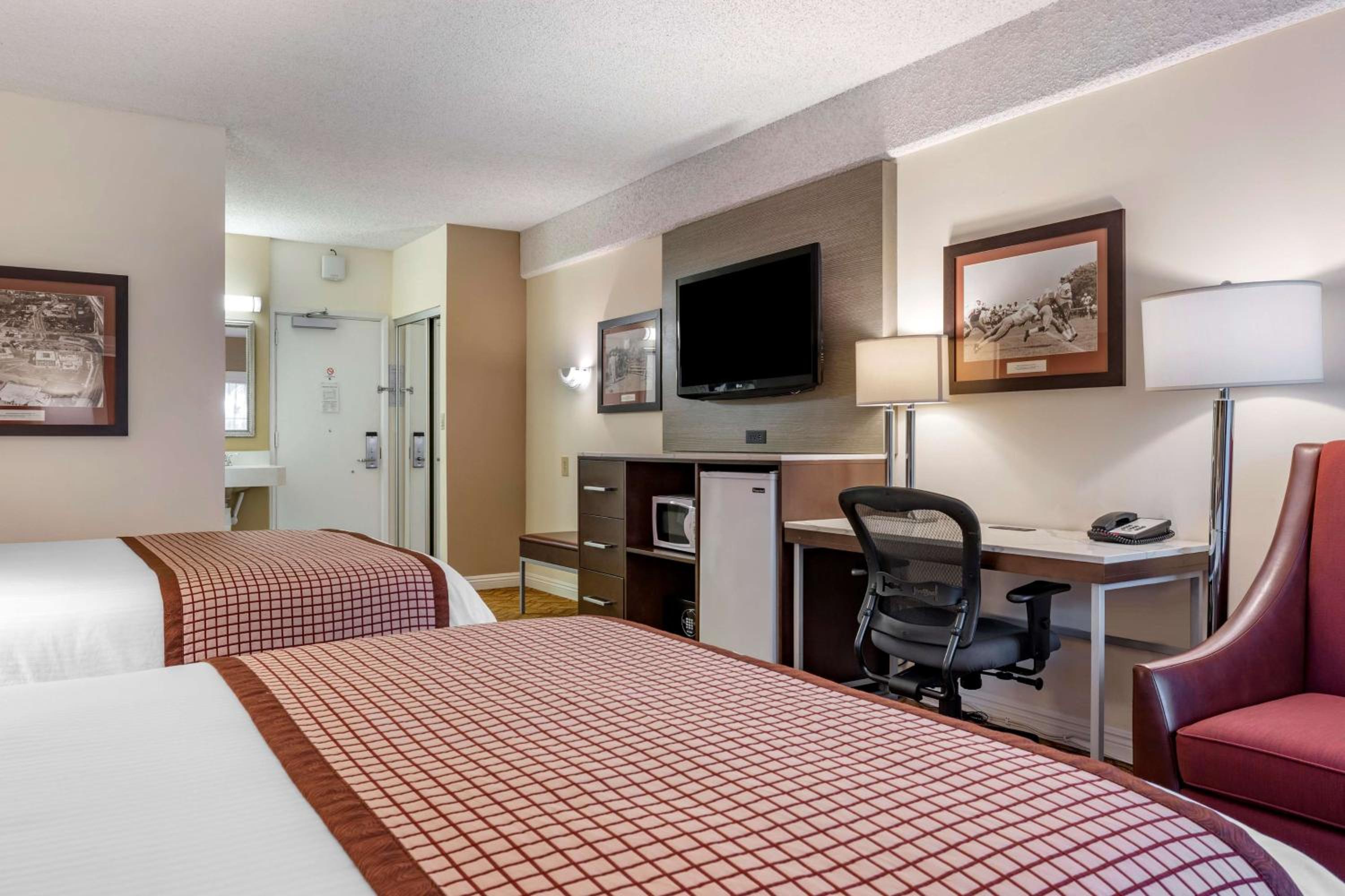 Queen Room with Two Queen Beds and Bath Tub - Patio/Disability Access - Photo 5