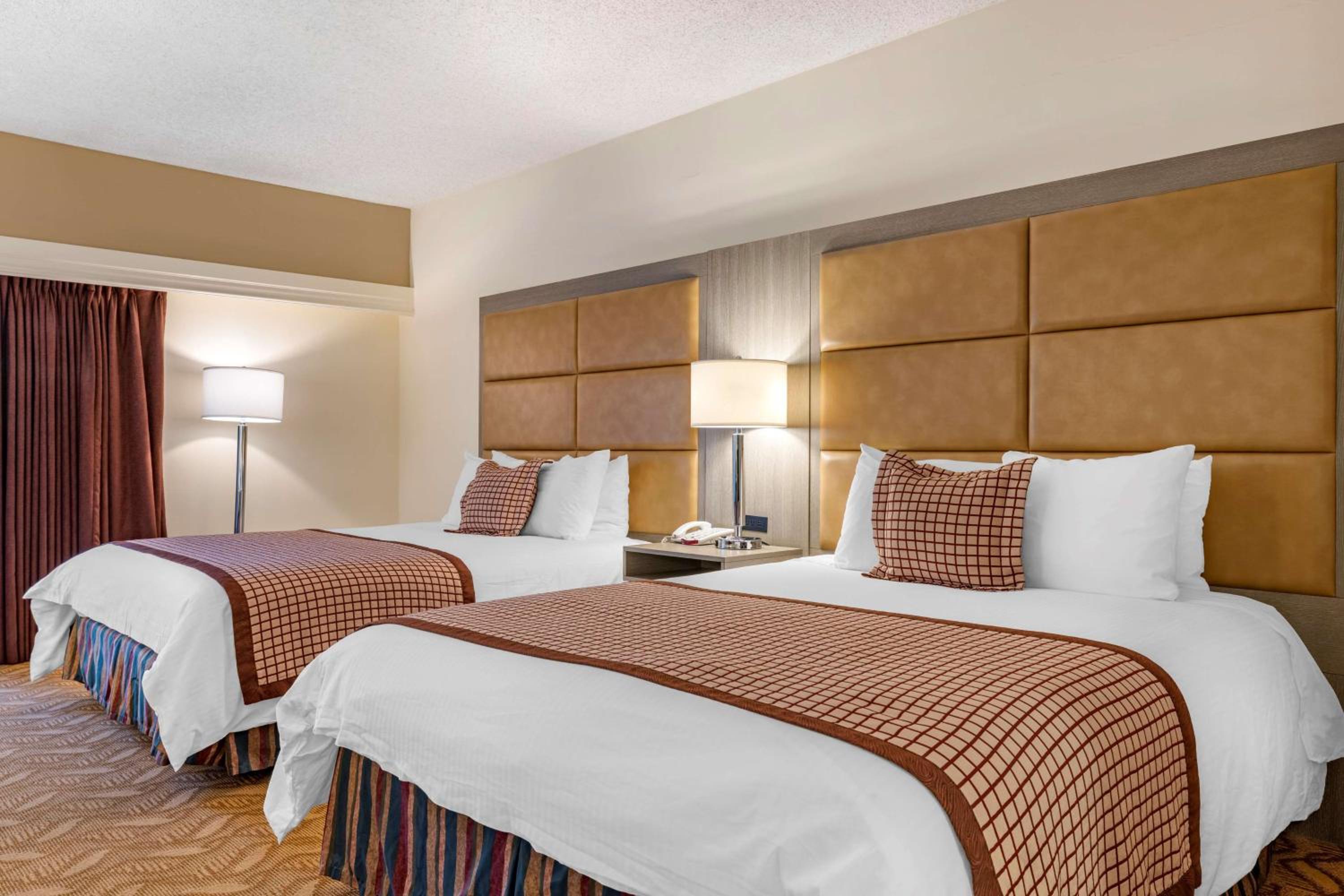 Queen Room with Two Queen Beds and Bath Tub - Patio/Disability Access - Photo 4