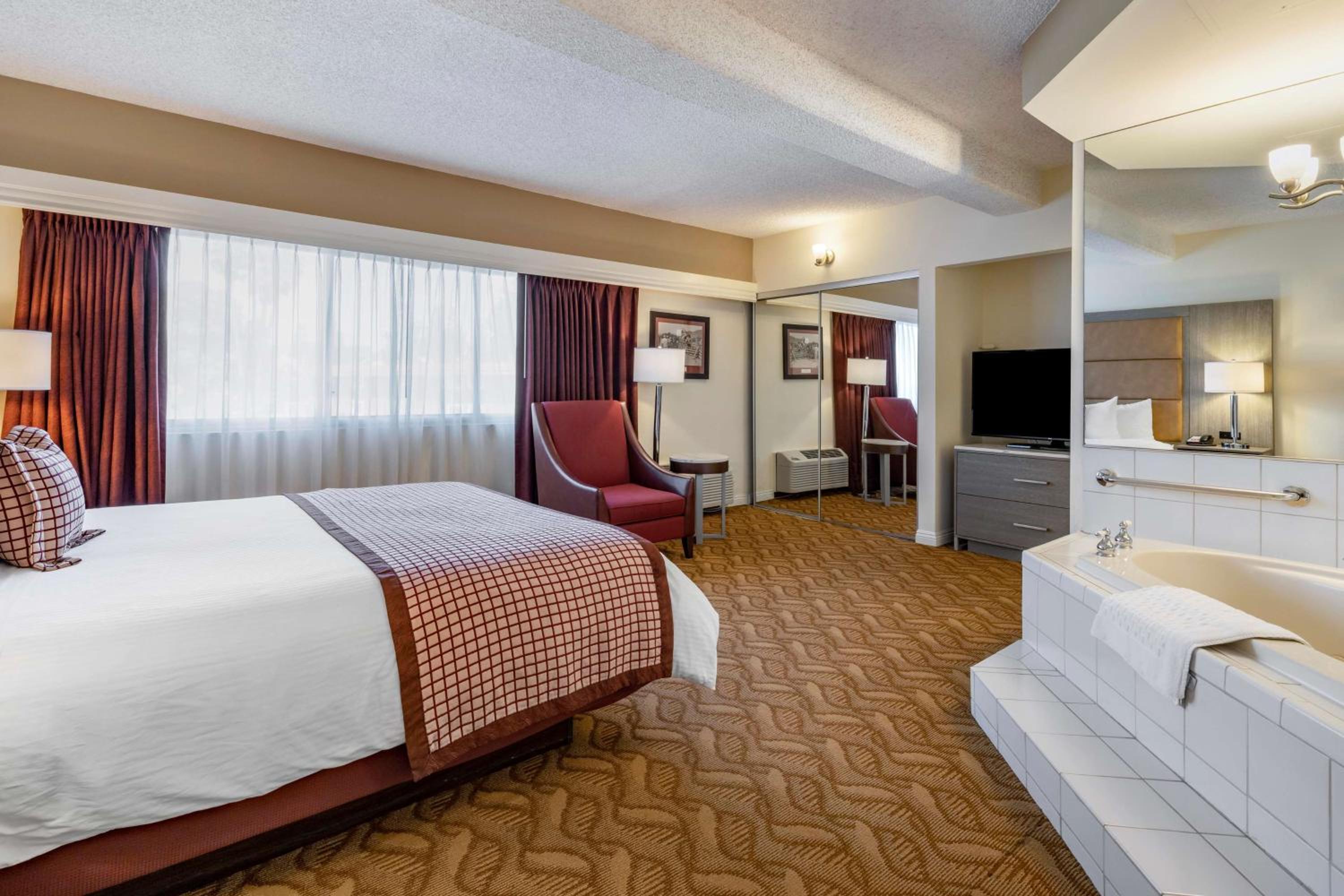 King Suite with Sofa Bed and Spa Tub - Balcony/Non-Smoking - Photo 4