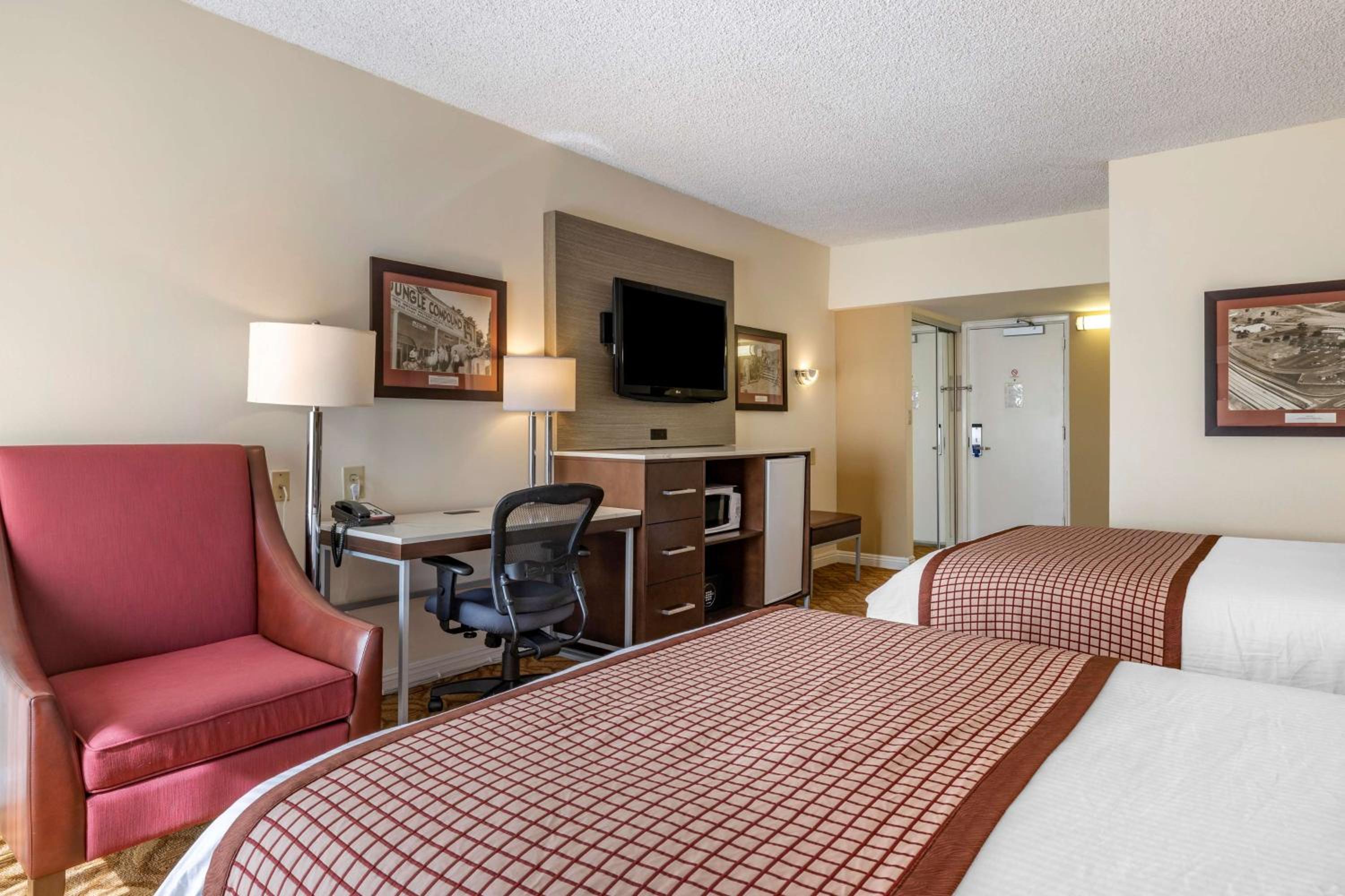 Queen Room with Two Queen Beds and Bath Tub - Patio/Disability Access - Photo 3