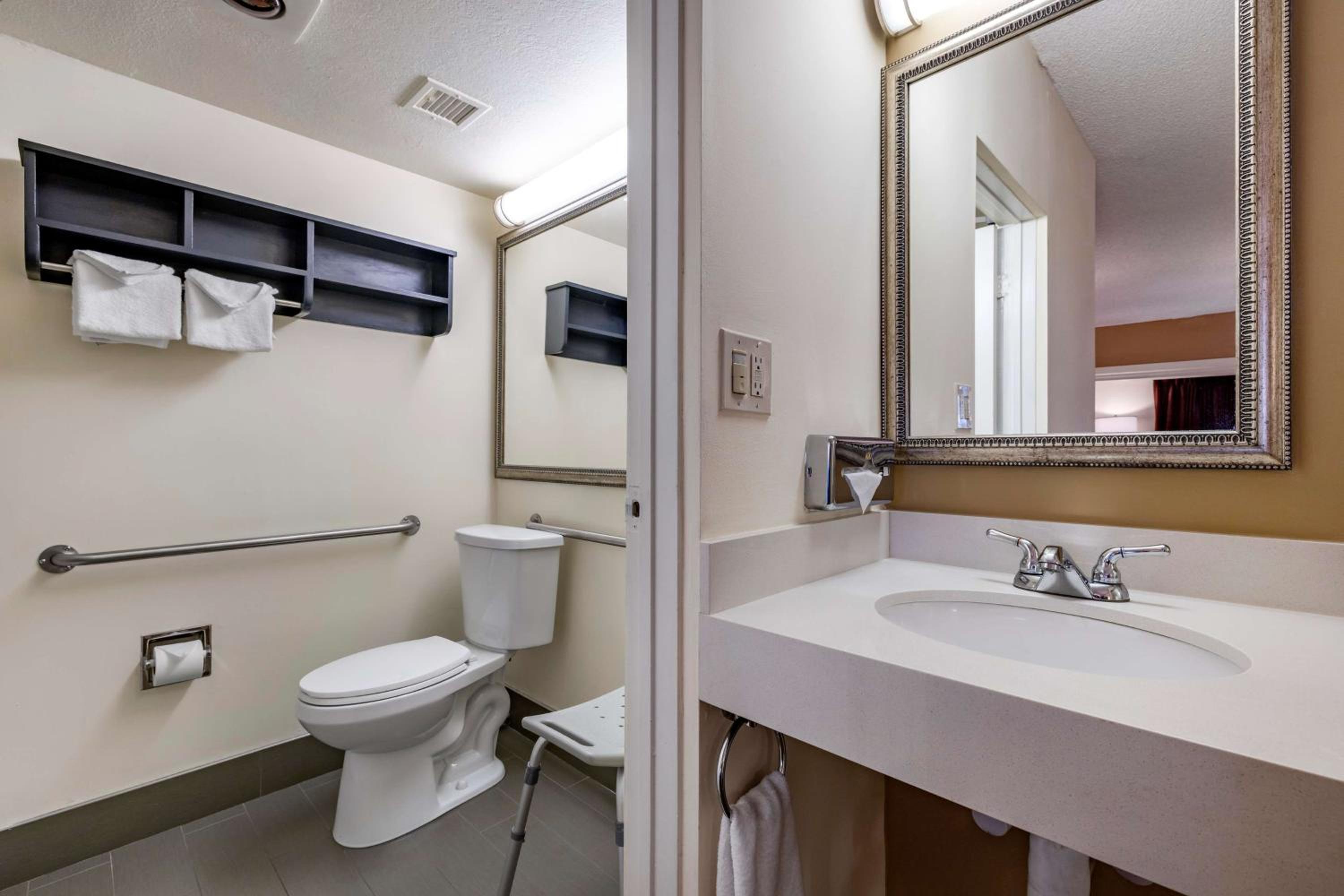 Queen Room with Two Queen Beds and Bath Tub - Patio/Disability Access - Photo 2