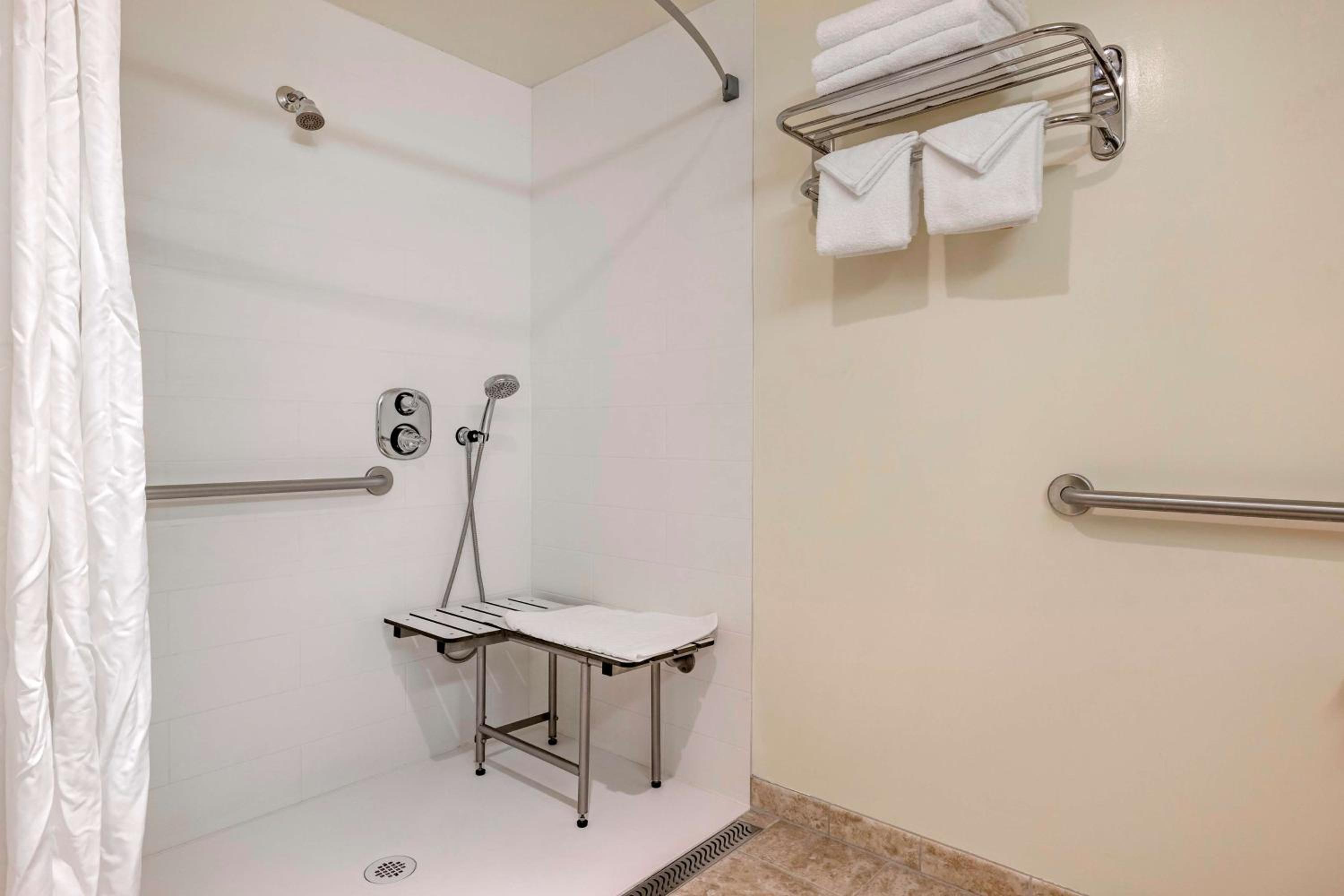 Larger King Room with Roll-In Shower and Sofa Bed - Disability Access/Non-Smoking - Photo 4