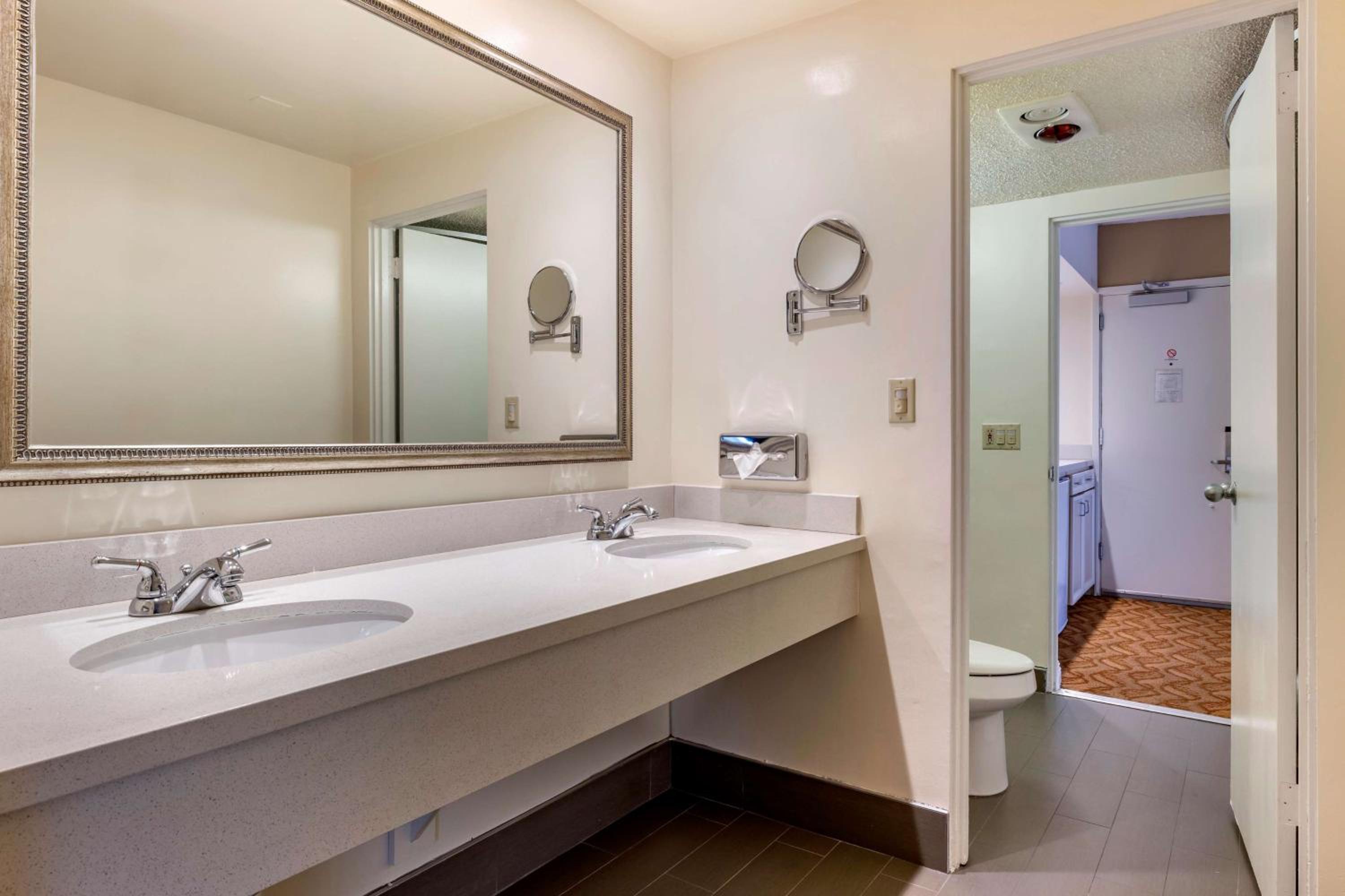 King Suite with Sofa Bed and Spa Tub - Balcony/Non-Smoking - Photo 8